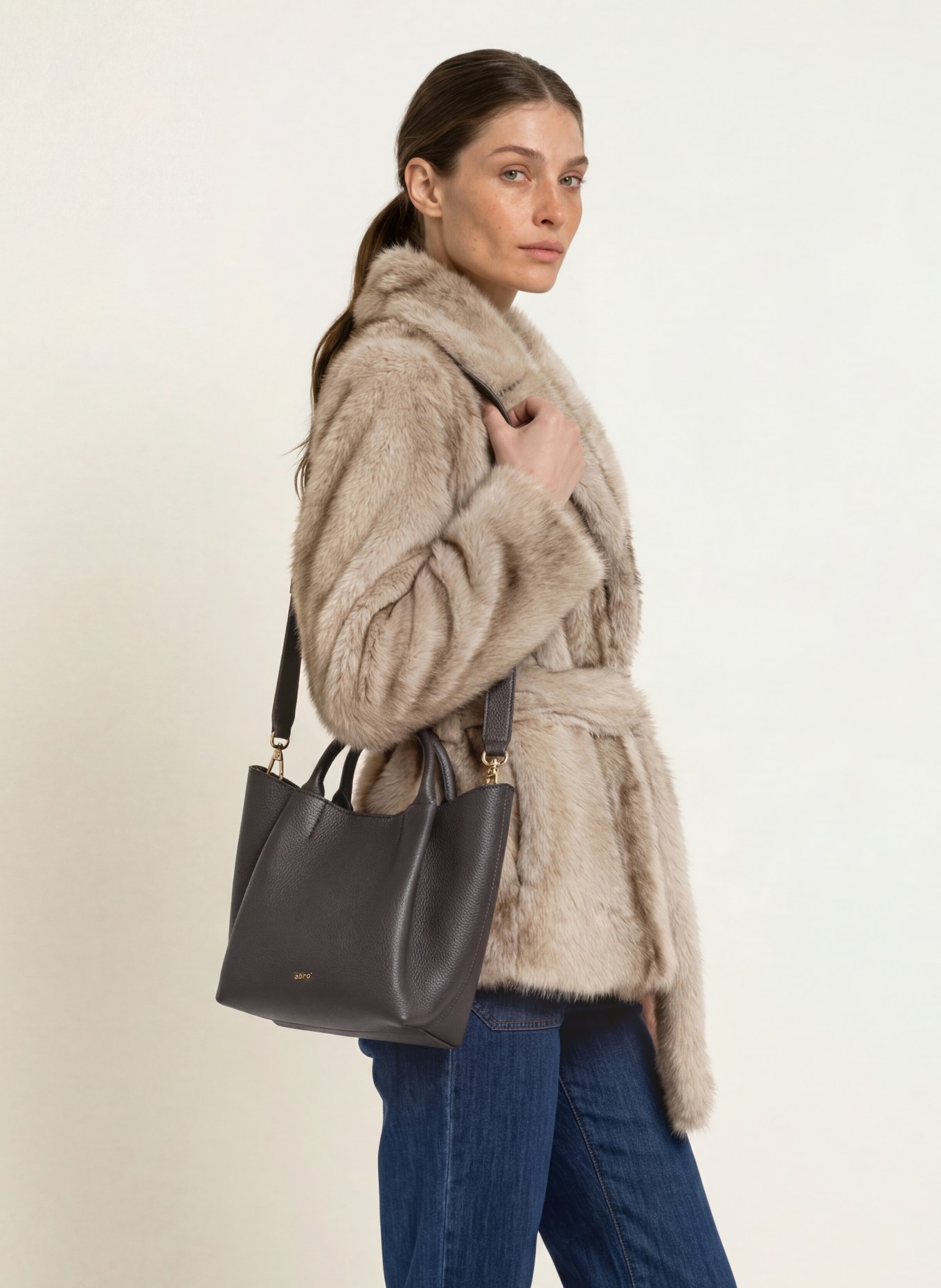 abro Handtasche ESSENTIAL SMALL mit Pouch: DUNKELBRAUN