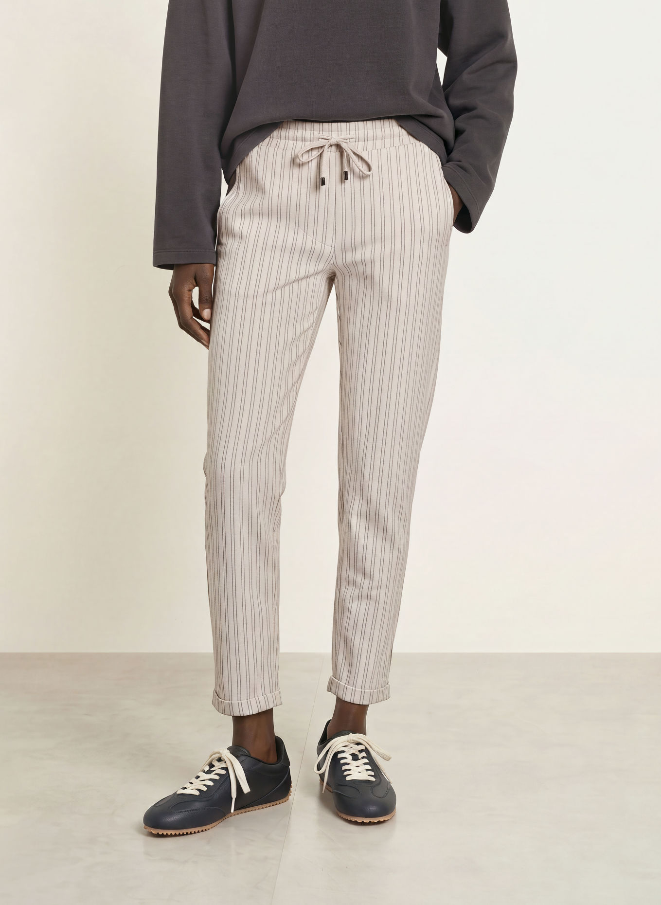 Juvia MARGIE Sweatpants: CREAM / DARK GRAY