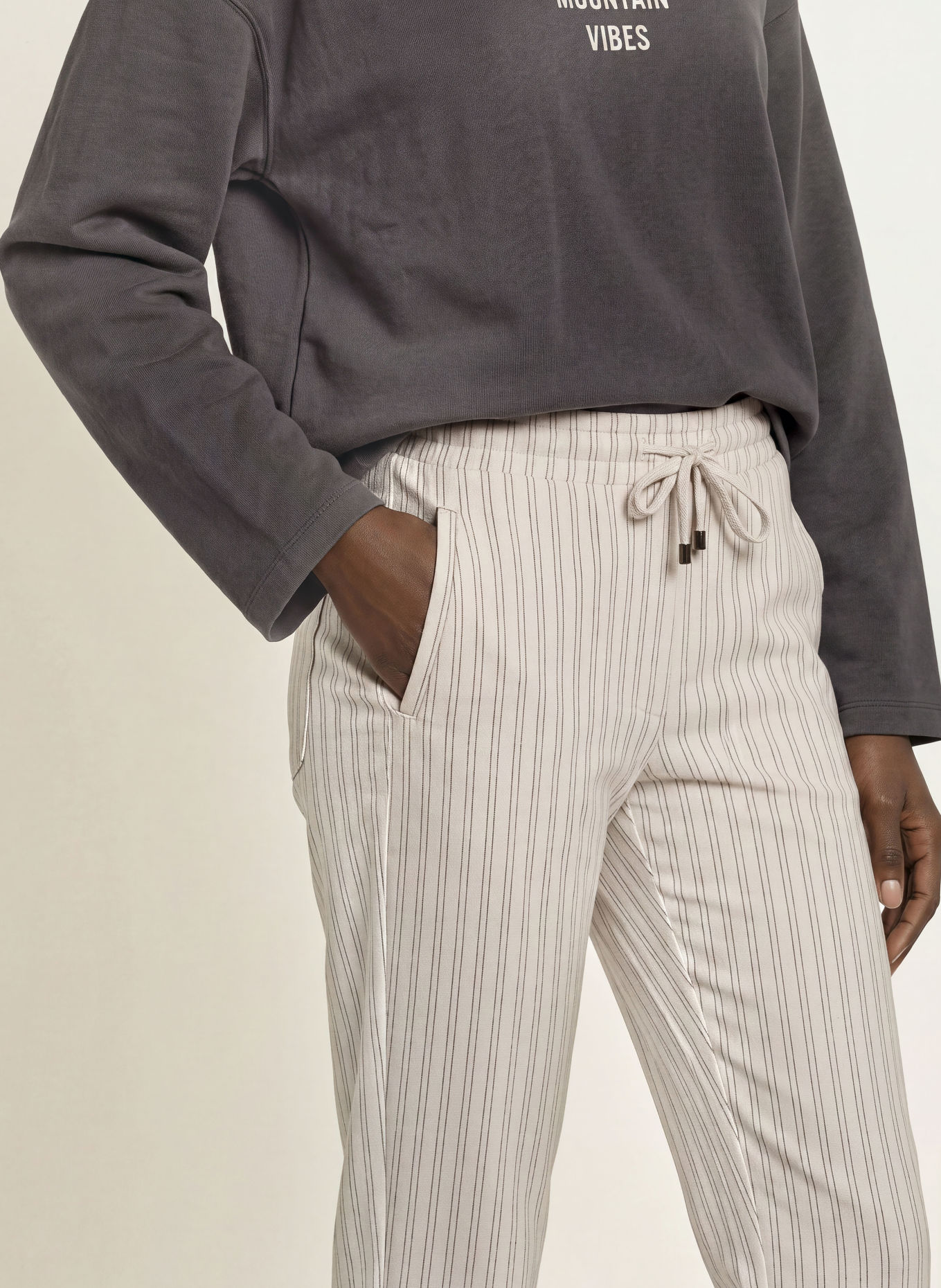 Juvia MARGIE Sweatpants: CREAM / DARK GRAY