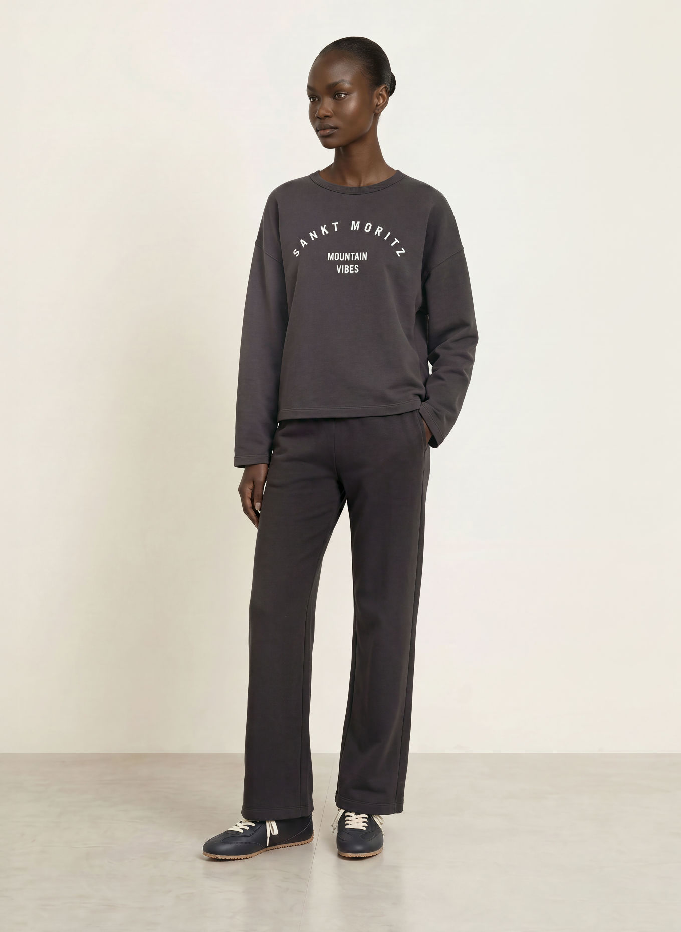 Juvia ARIANNA Sweatshirt: DARK GRAY / WHITE