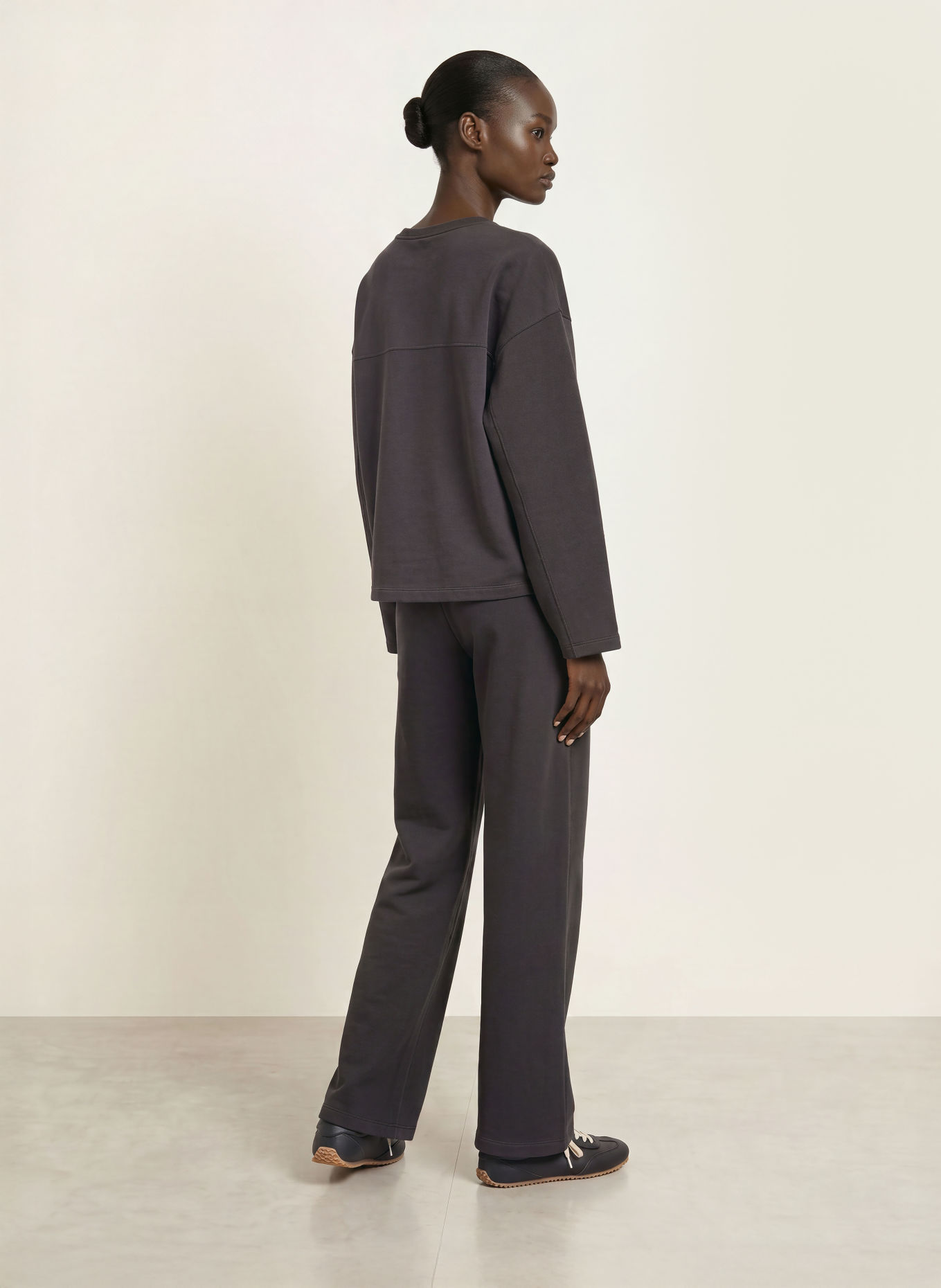 Juvia ARIANNA Sweatshirt: DARK GRAY / WHITE