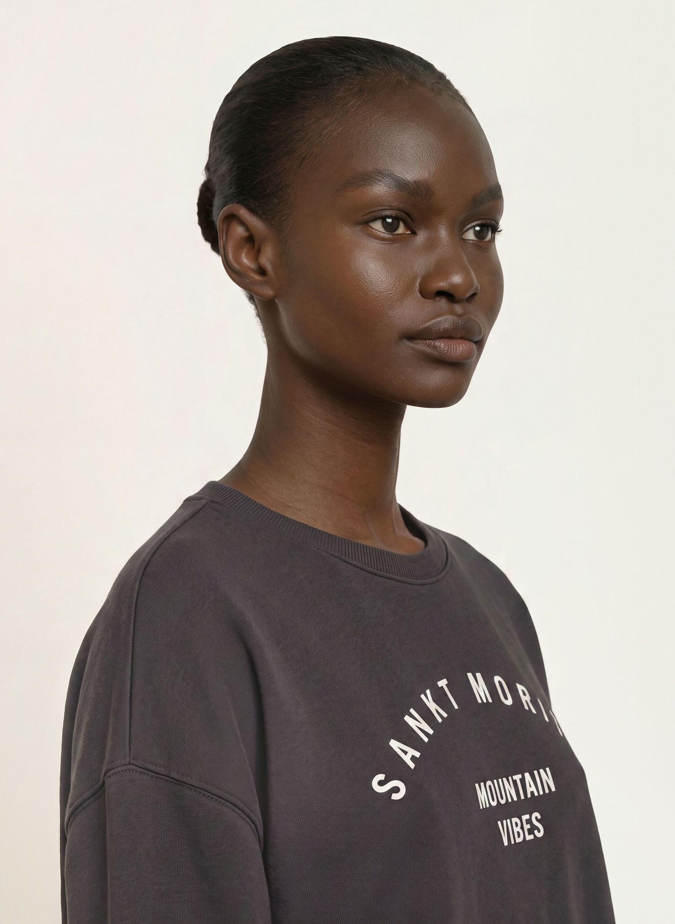 Juvia ARIANNA Sweatshirt: DARK GRAY / WHITE