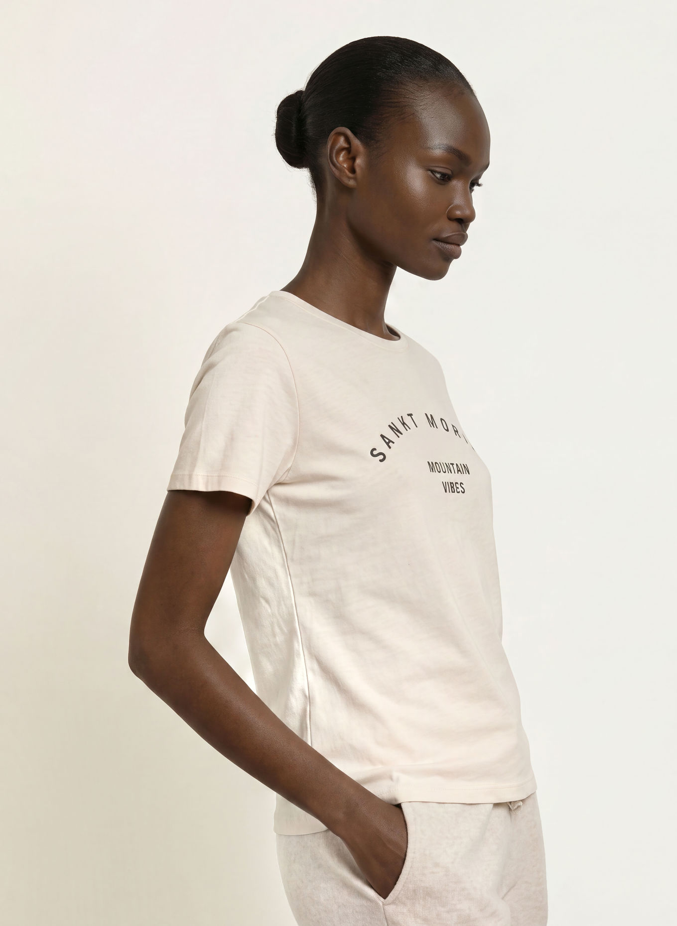 Juvia CHRISTINA T-shirt: ECRU / BLACK