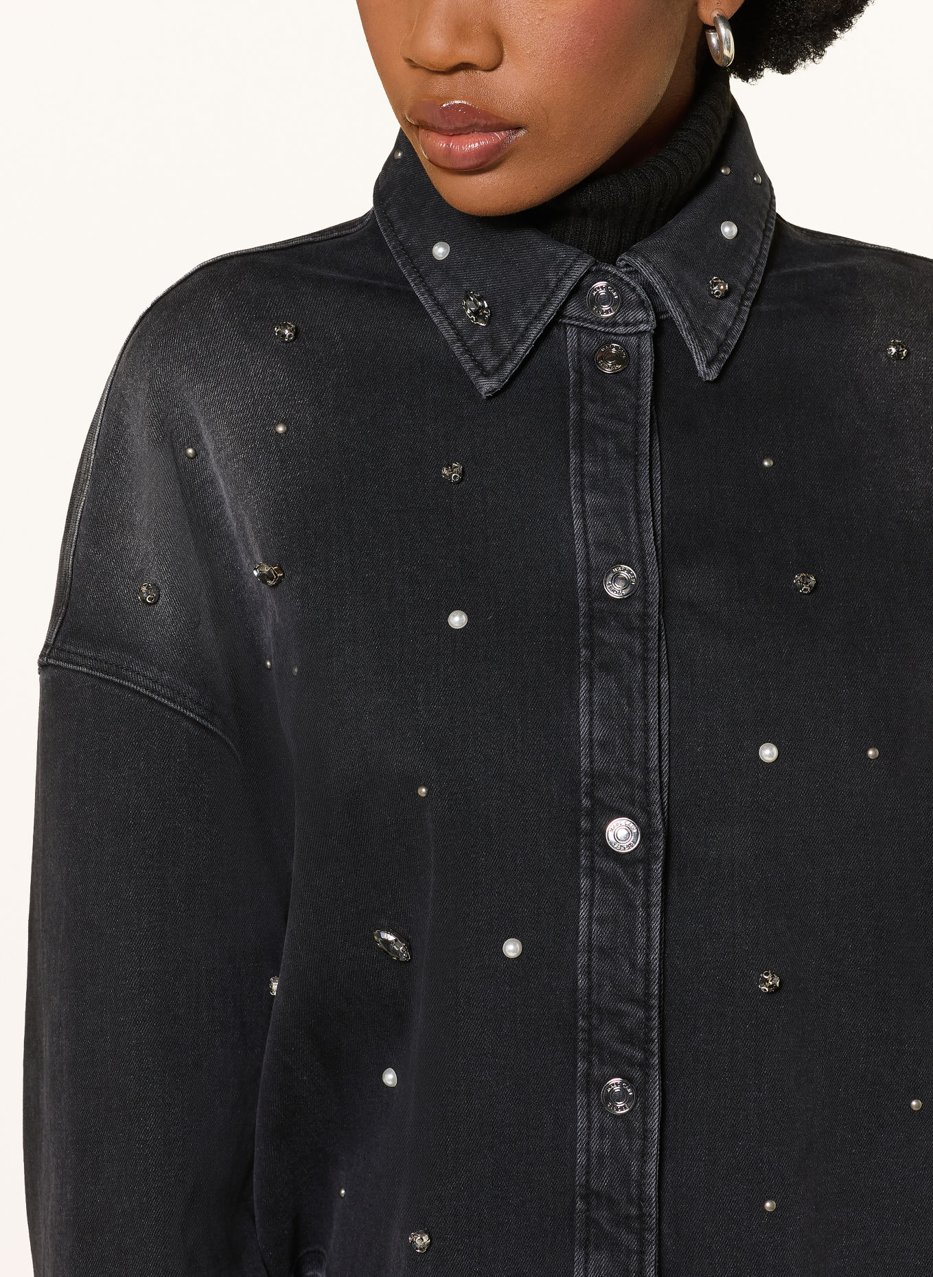 MARC CAIN Jeansbluse mit Schmucksteinen und Schmuckperlen: 900 black new