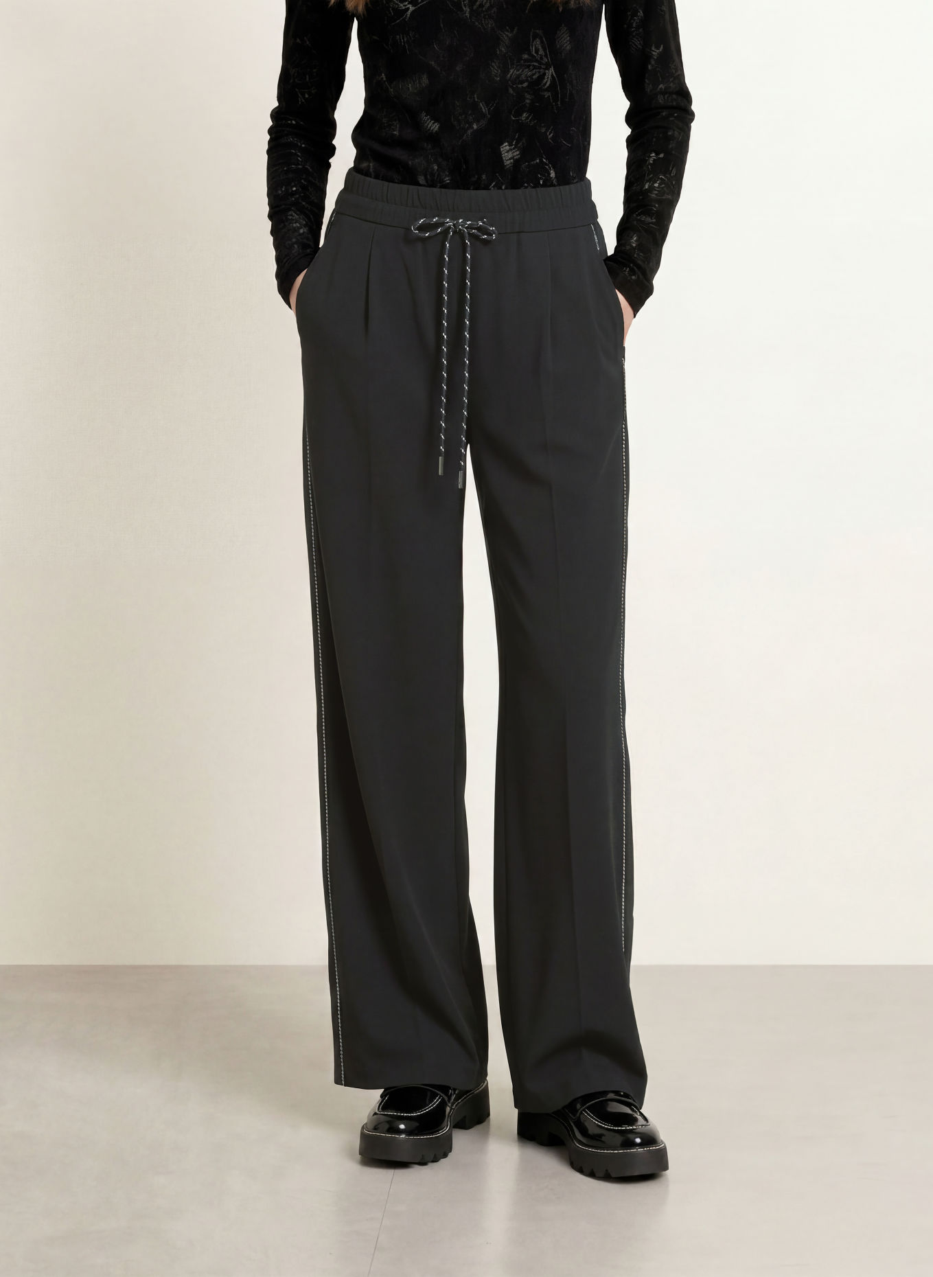 MARC CAIN Marlenehose WEDI mit Galonstreifen: 900 black new