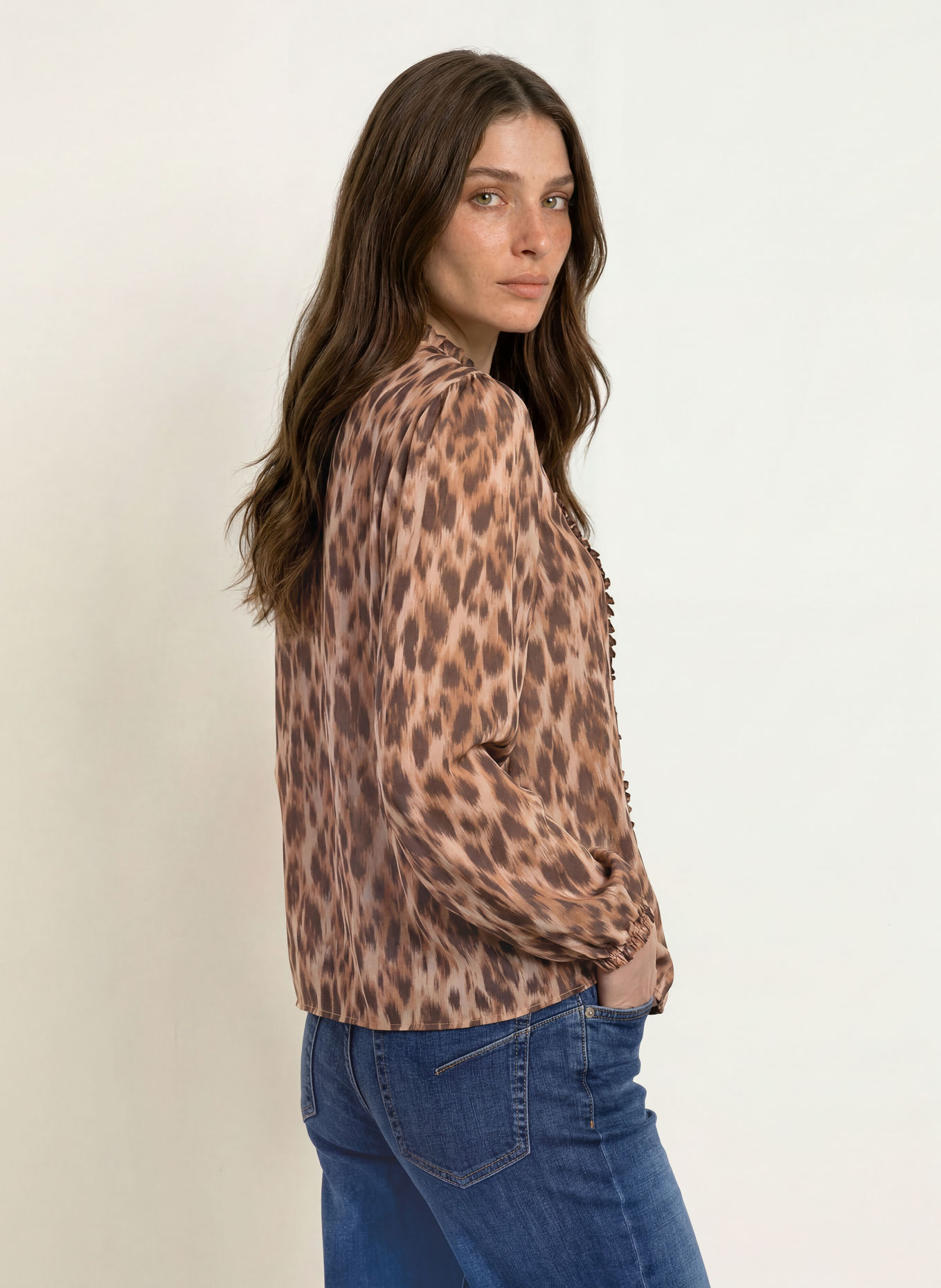 MARC CAIN Bluzka koszulowa z falbankami: 697 seal brown