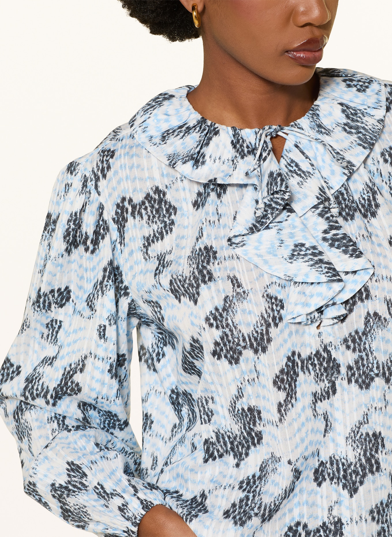 ULLA JOHNSON Blusenshirt SIENA mit Volants: HELLBLAU / WEISS / SCHWARZ