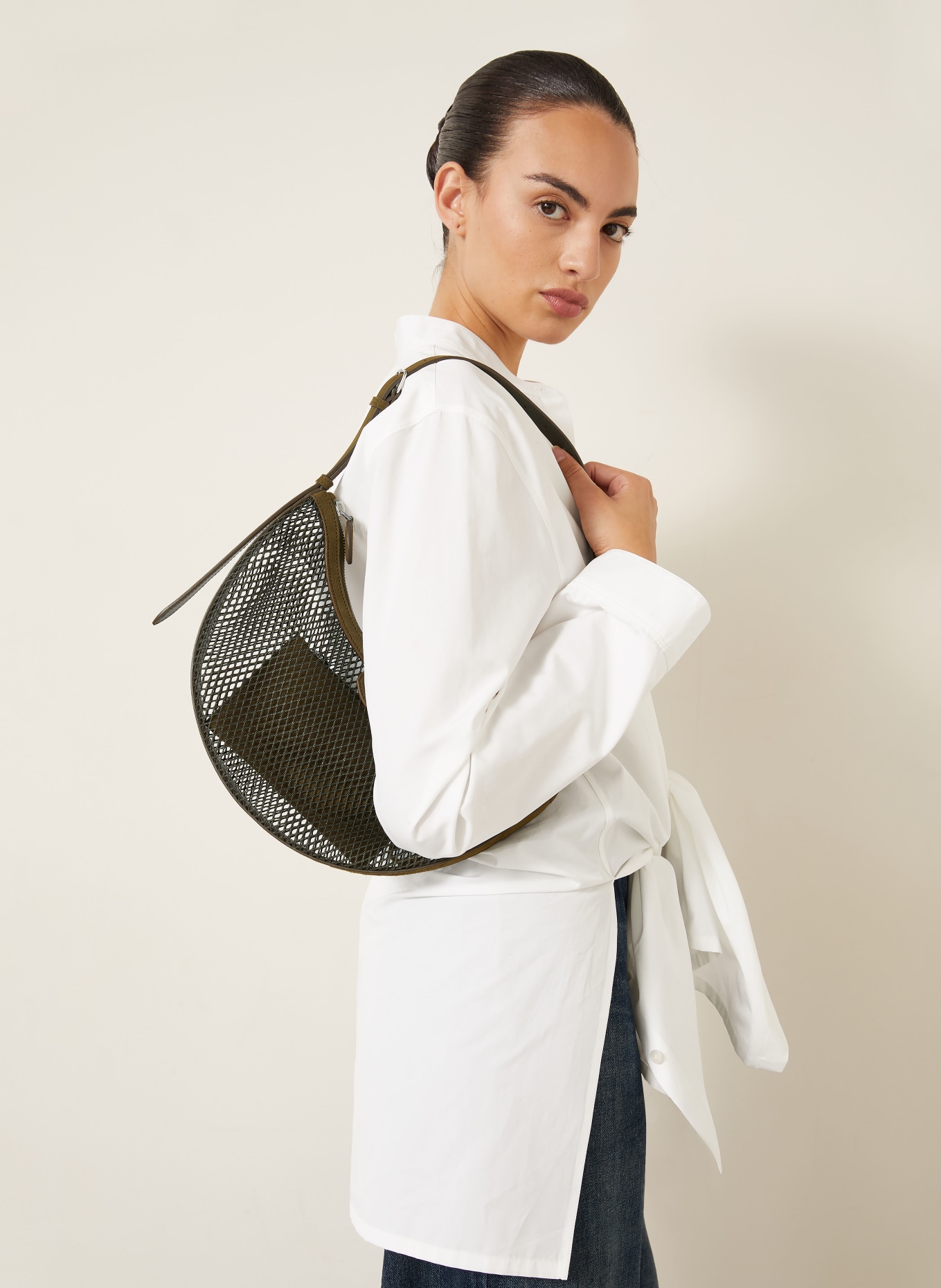 ALAÏA Schultertasche DEMI LUNE: OLIV / SILBER