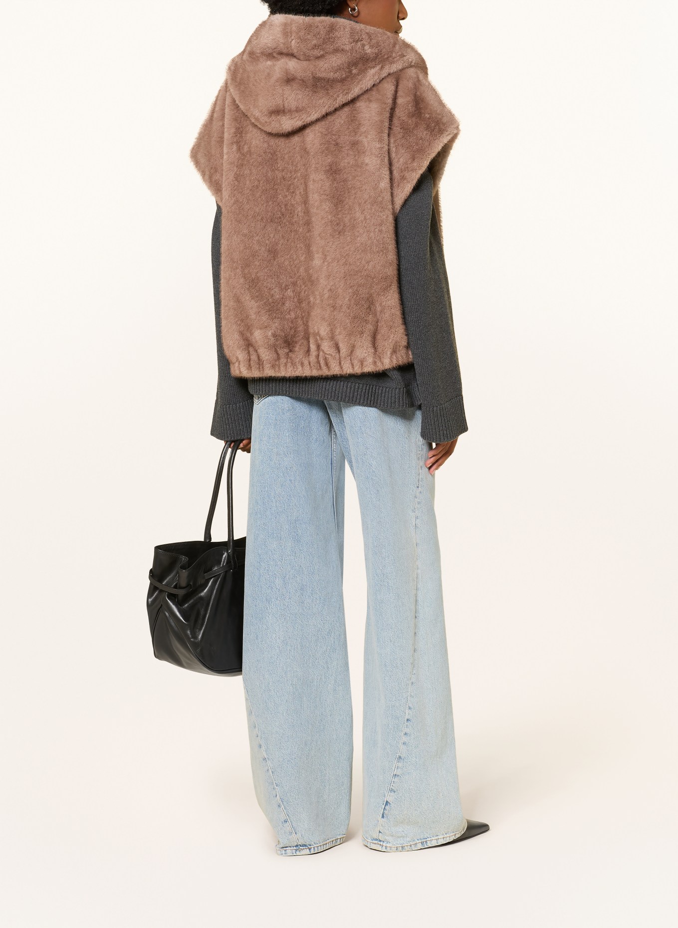 STUDIO AR Omkeerbare bodywarmer van imitatiebont OLENA: TAUPE