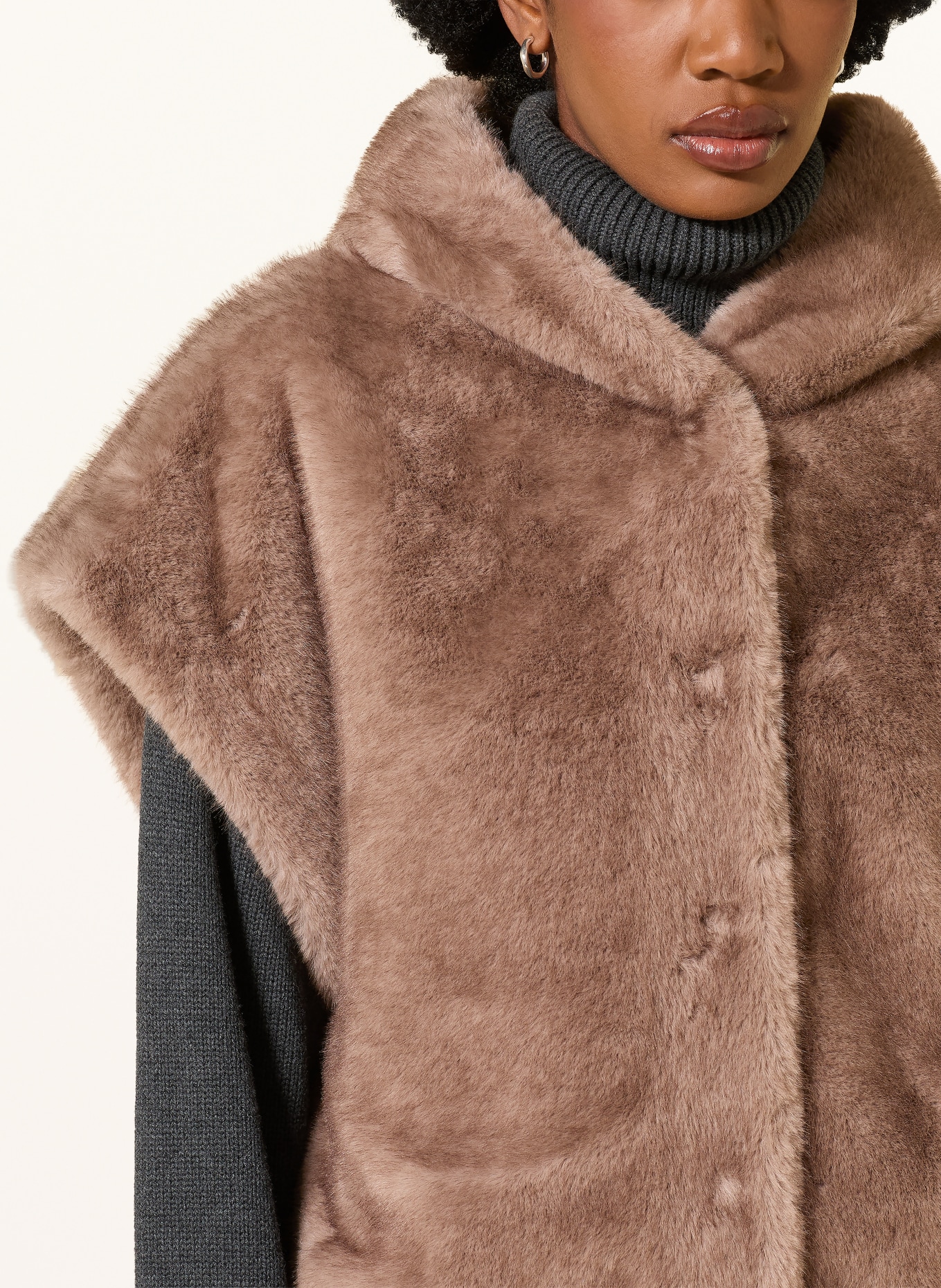 STUDIO AR Omkeerbare bodywarmer van imitatiebont OLENA: TAUPE