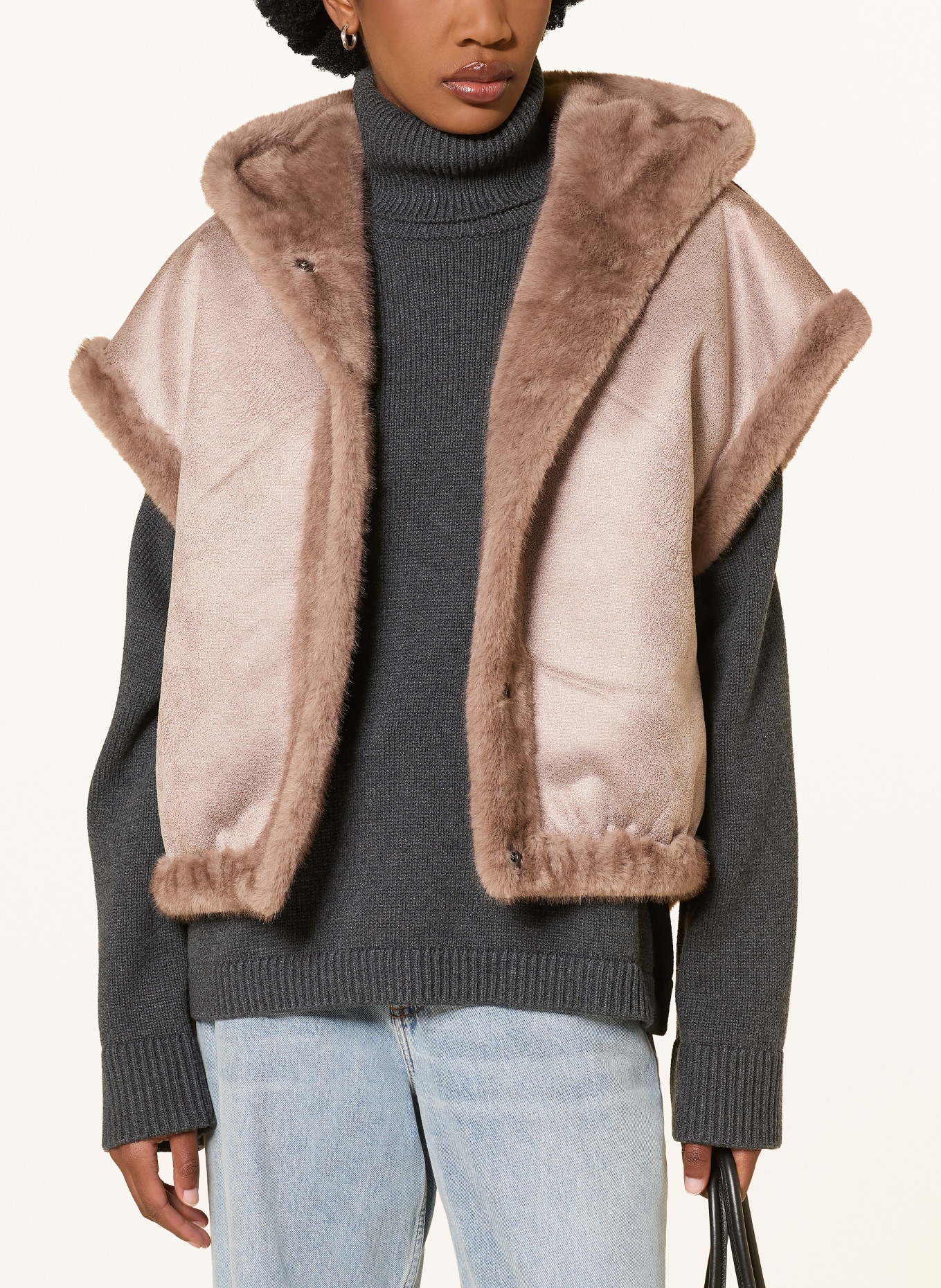 STUDIO AR Omkeerbare bodywarmer van imitatiebont OLENA: TAUPE
