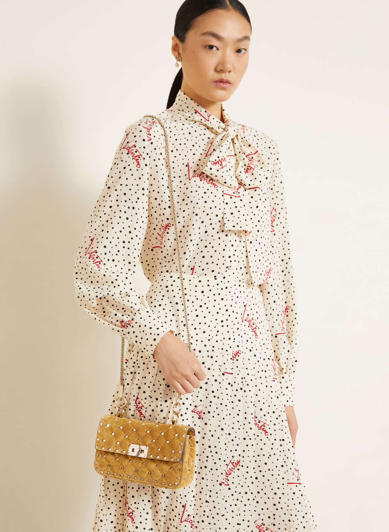 VALENTINO GARAVANI Axelväska ROCKSTUD SPIKE med nitar: BEIGE / GULD