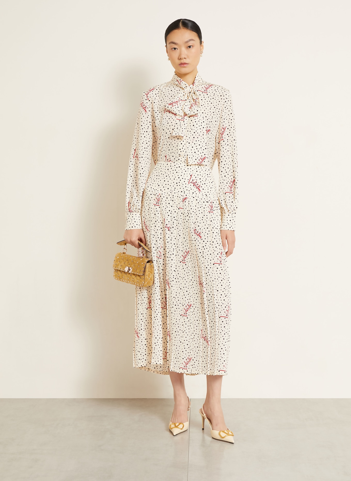 VALENTINO GARAVANI Axelväska ROCKSTUD SPIKE med nitar: BEIGE / GULD