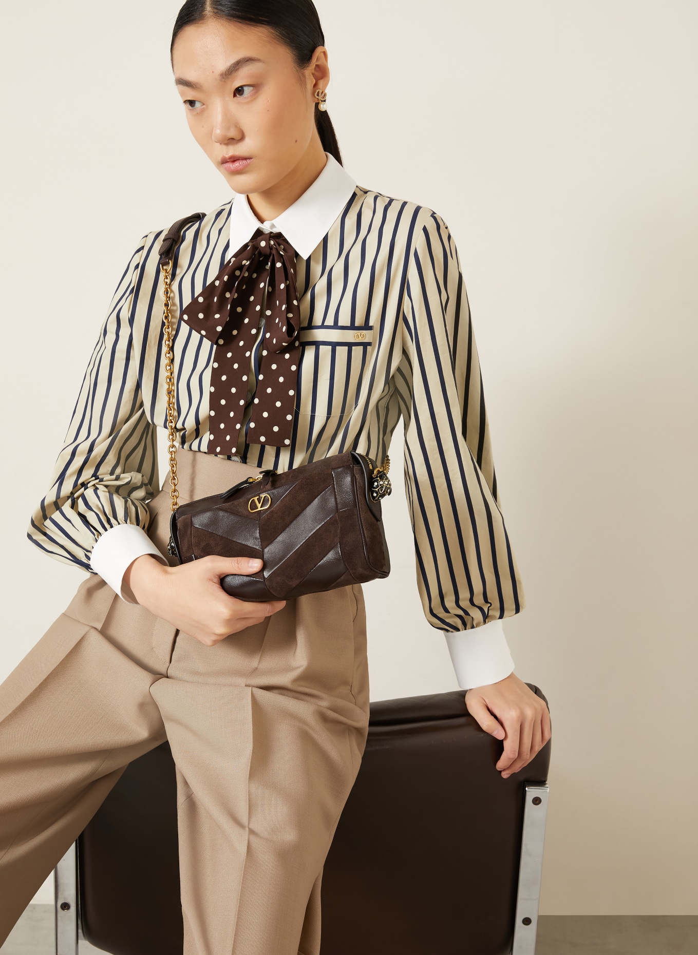 VALENTINO GARAVANI PANTHEA SMALL Crossbody Bag: DARK BROWN / GOLD