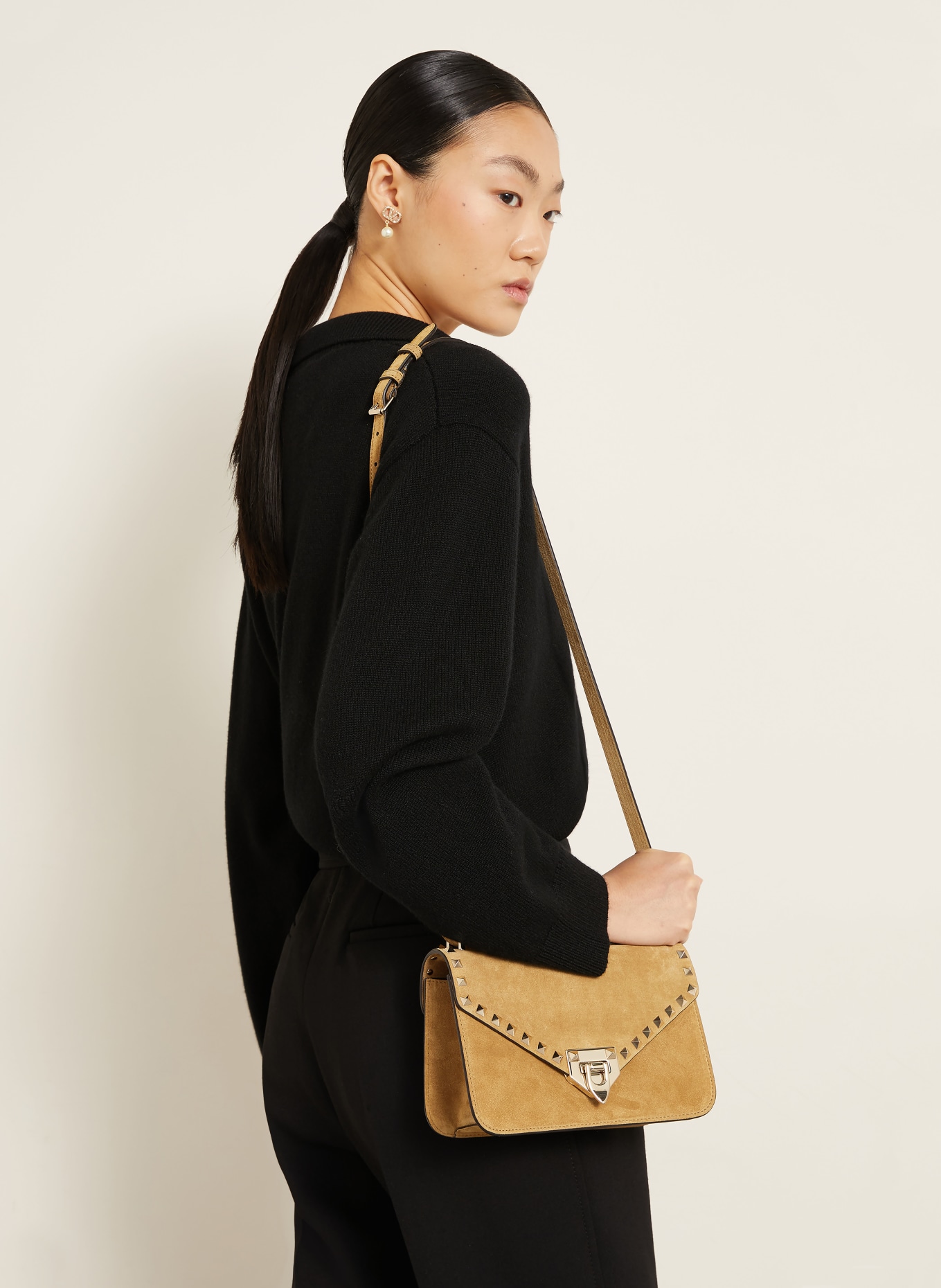 VALENTINO GARAVANI Umhängetasche ROCKSTUD SMALL mit Nieten: BEIGE / GOLD