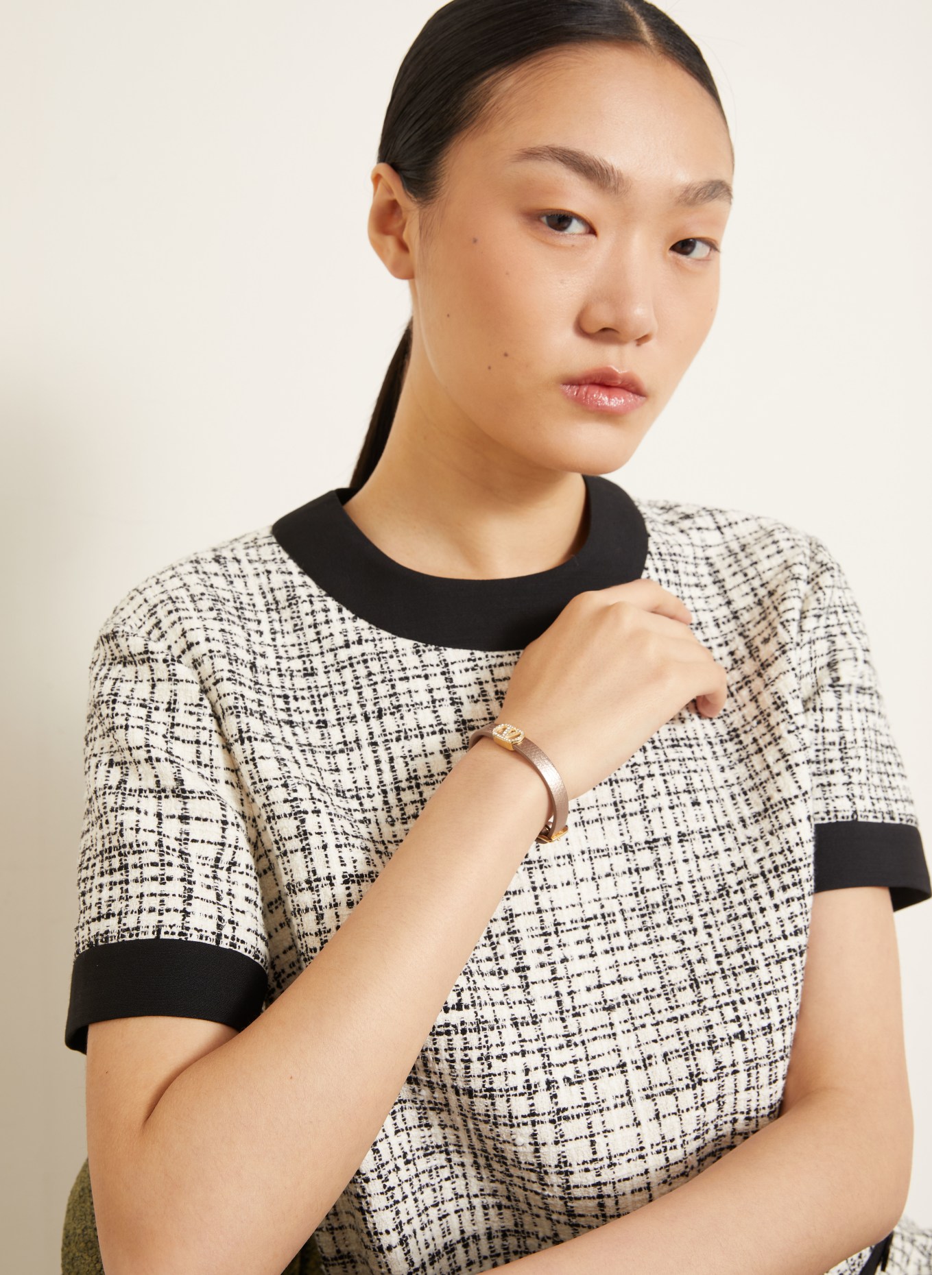 VALENTINO GARAVANI VLOGO SIGNATURE leather bracelet with Swarovski crystals: ROSE GOLD / GOLD