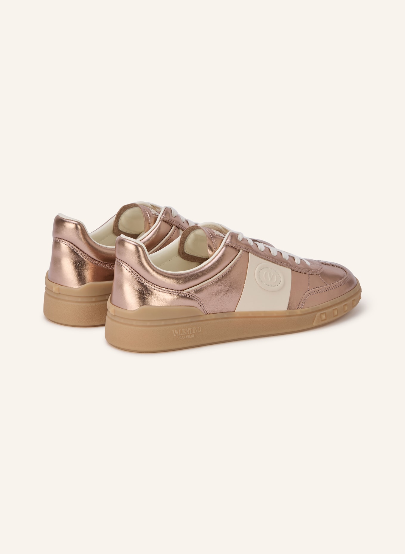 VALENTINO GARAVANI Sneaker ROCKSTUD UNTITLED mit Nieten: ROSÉGOLD / ECRU