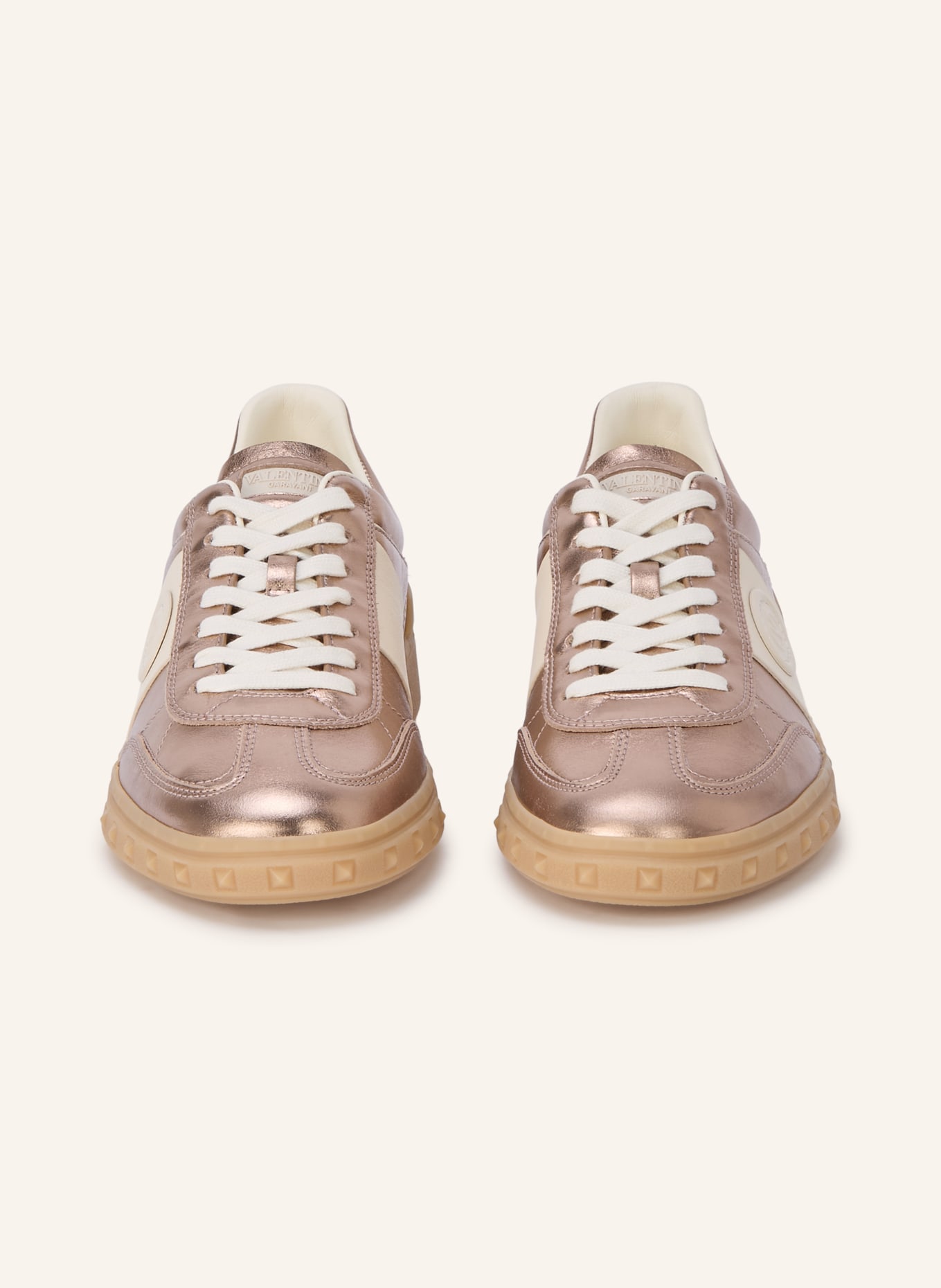 VALENTINO GARAVANI Sneaker ROCKSTUD UNTITLED mit Nieten: ROSÉGOLD / ECRU