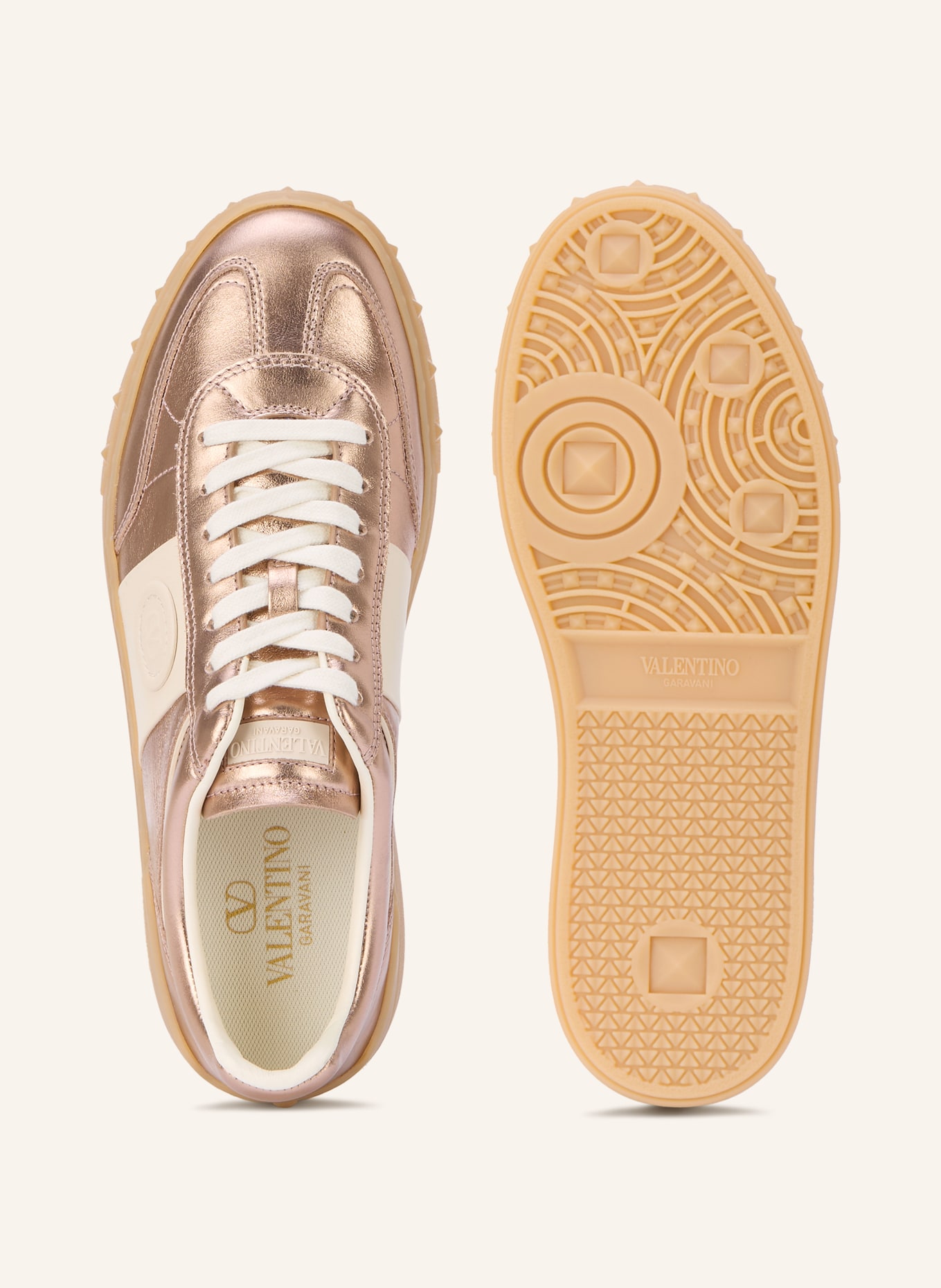 VALENTINO GARAVANI Sneaker ROCKSTUD UNTITLED mit Nieten: ROSÉGOLD / ECRU