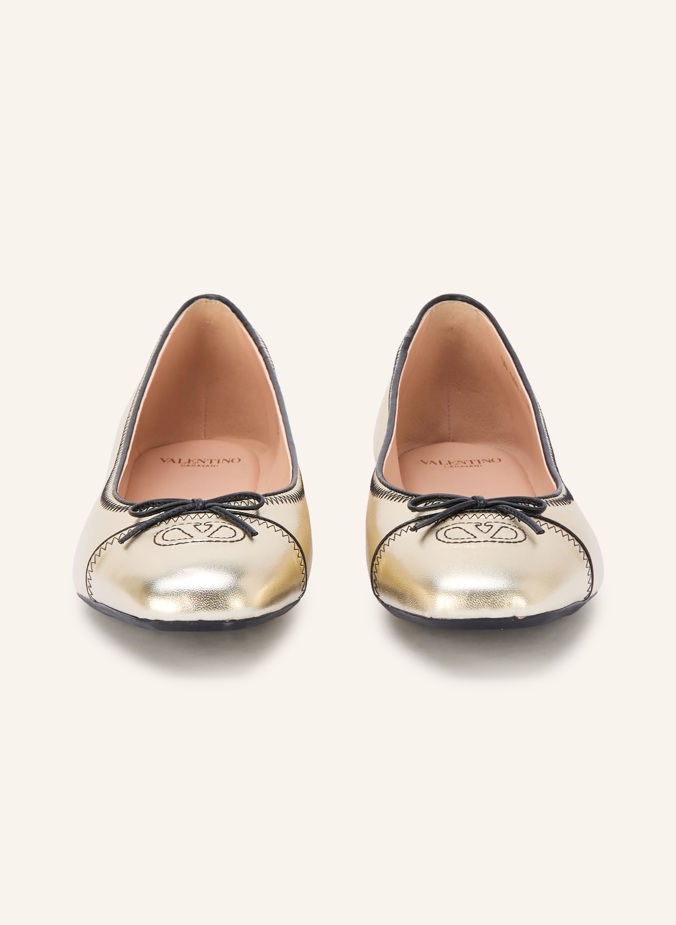VALENTINO GARAVANI VLOGO SIGNATURE Ballerinas: GOLD / BLACK
