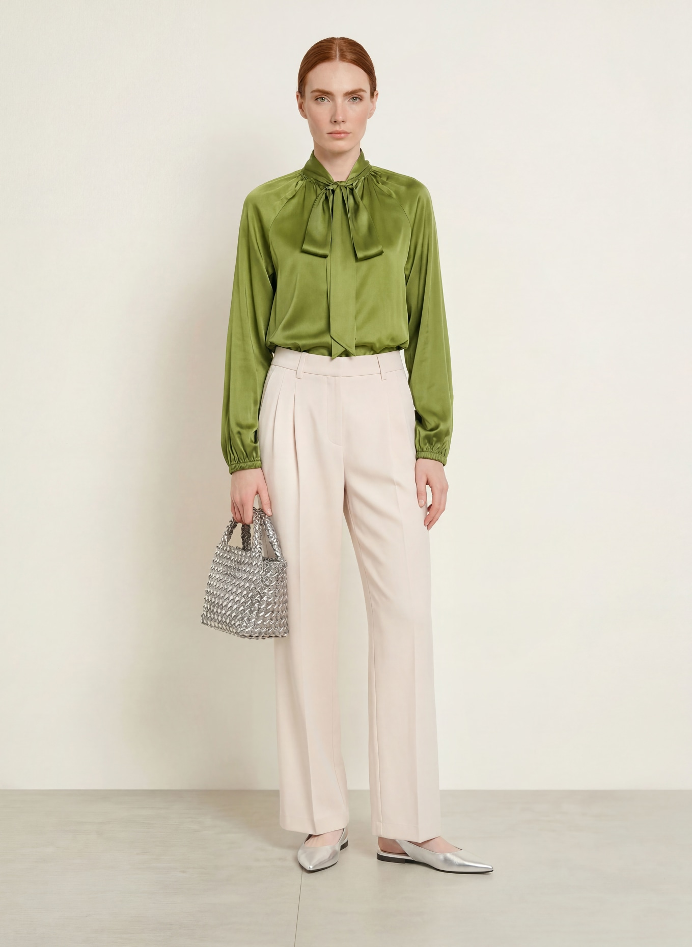 Grace Satinbluse mit Schluppe: OLIV