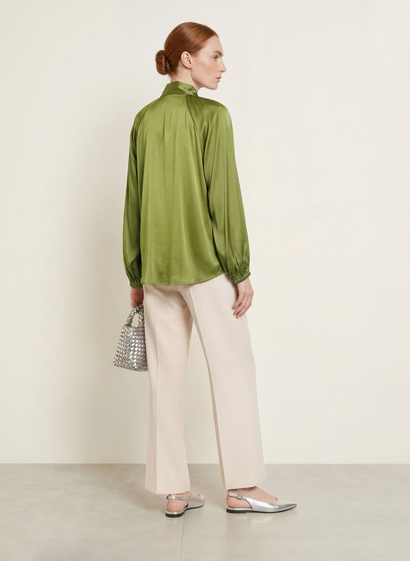 Grace Satinbluse mit Schluppe: OLIV