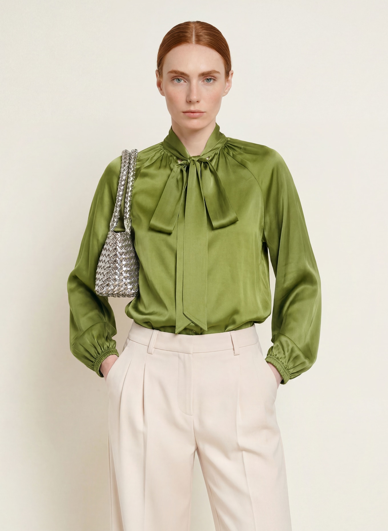 Grace Satinbluse mit Schluppe: OLIV