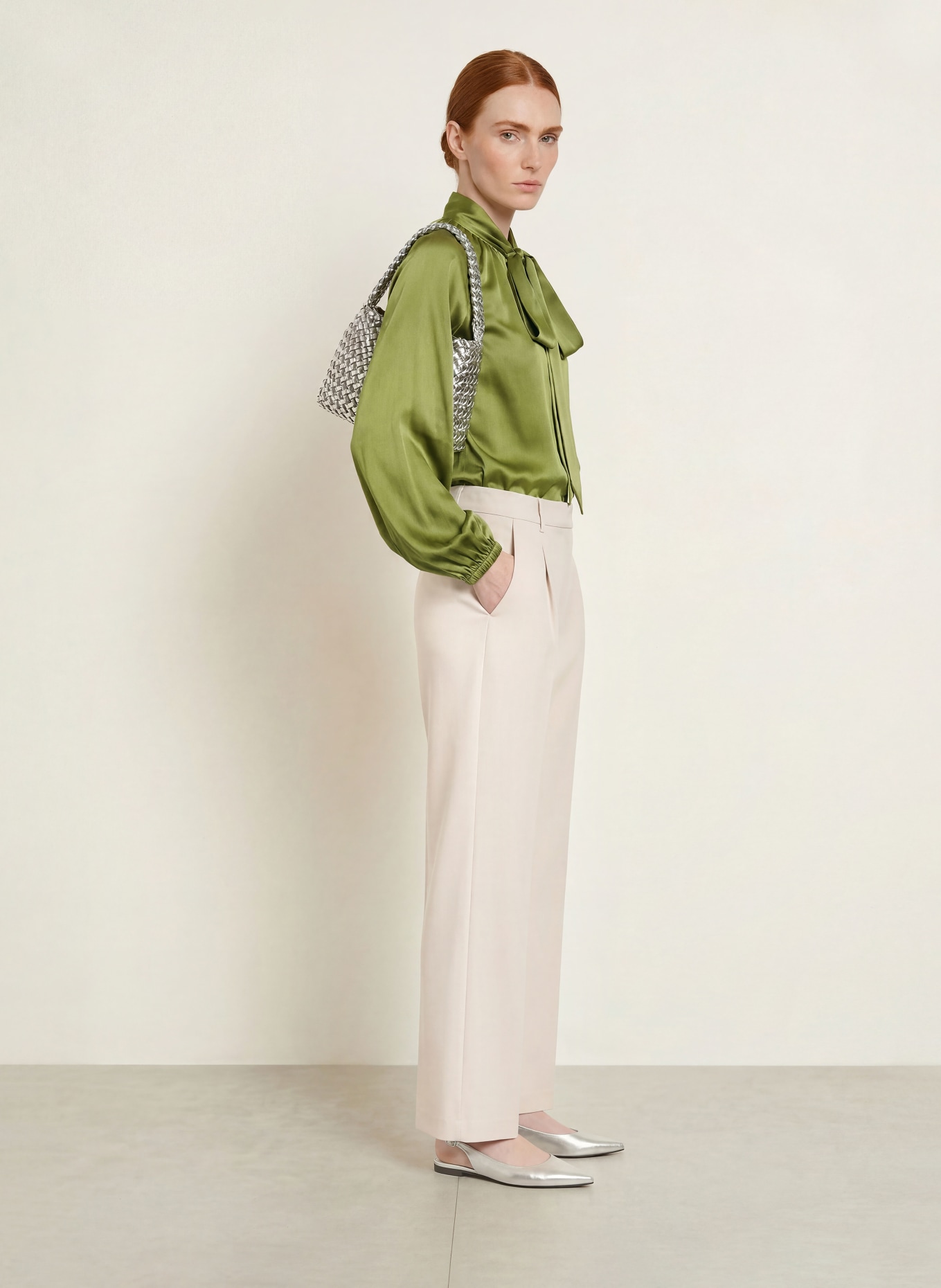 Grace Satinbluse mit Schluppe: OLIV