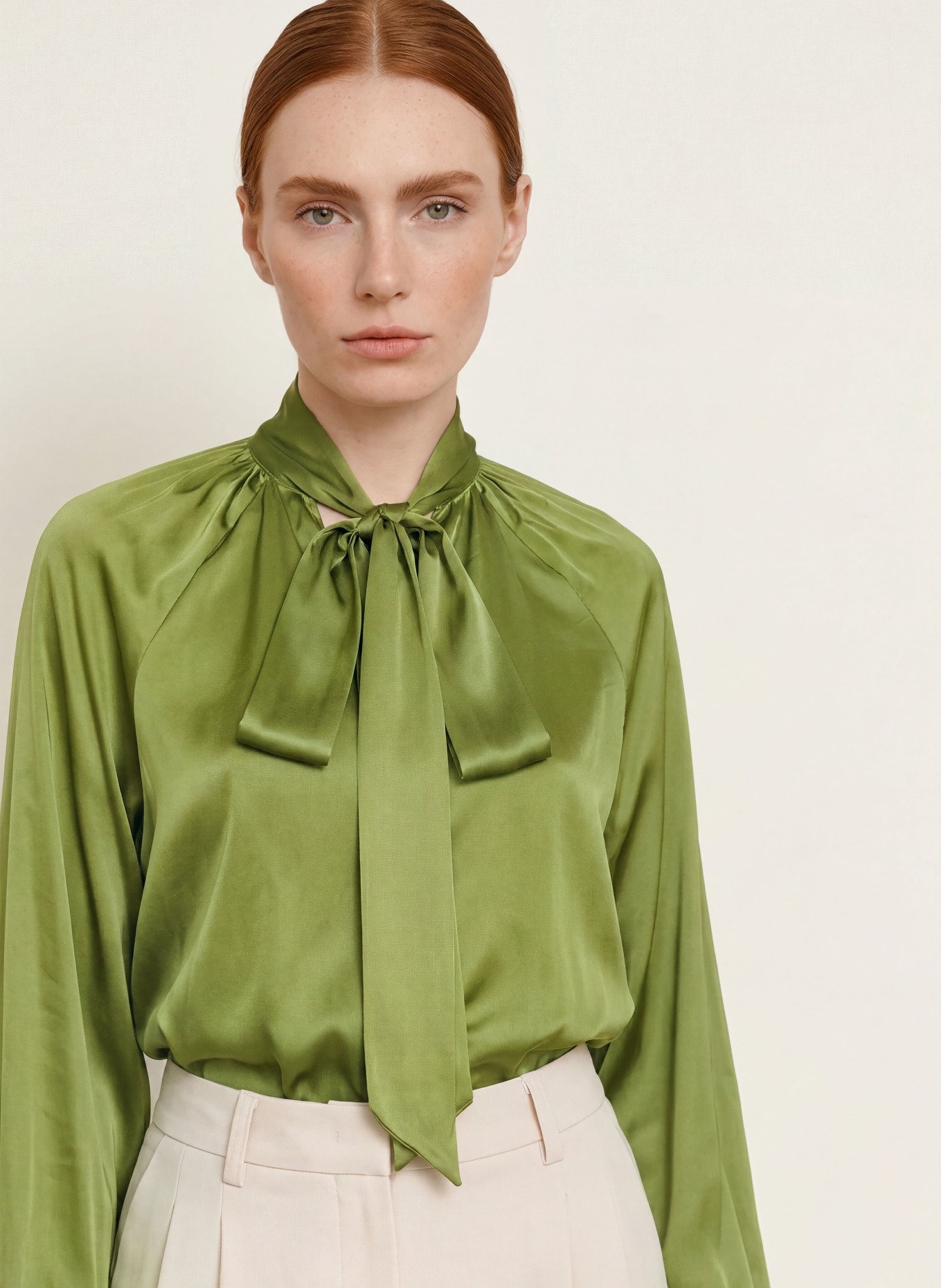 Grace Satinbluse mit Schluppe: OLIV