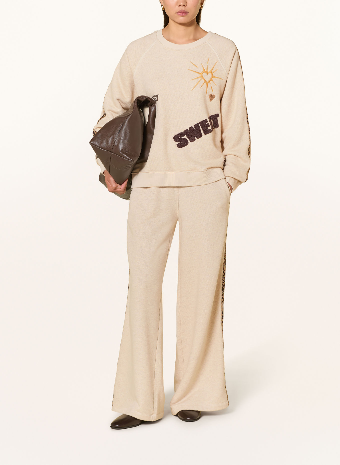 Grace Sweatpant met studs en galonstrepen: CRÈME / GOUD / BRUIN
