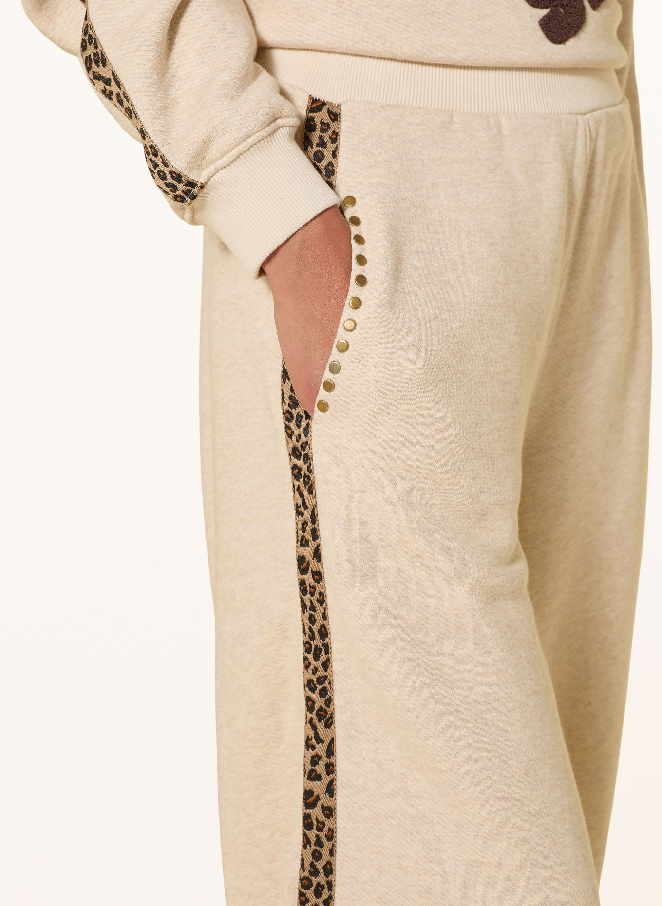 Grace Sweatpant met studs en galonstrepen: CRÈME / GOUD / BRUIN