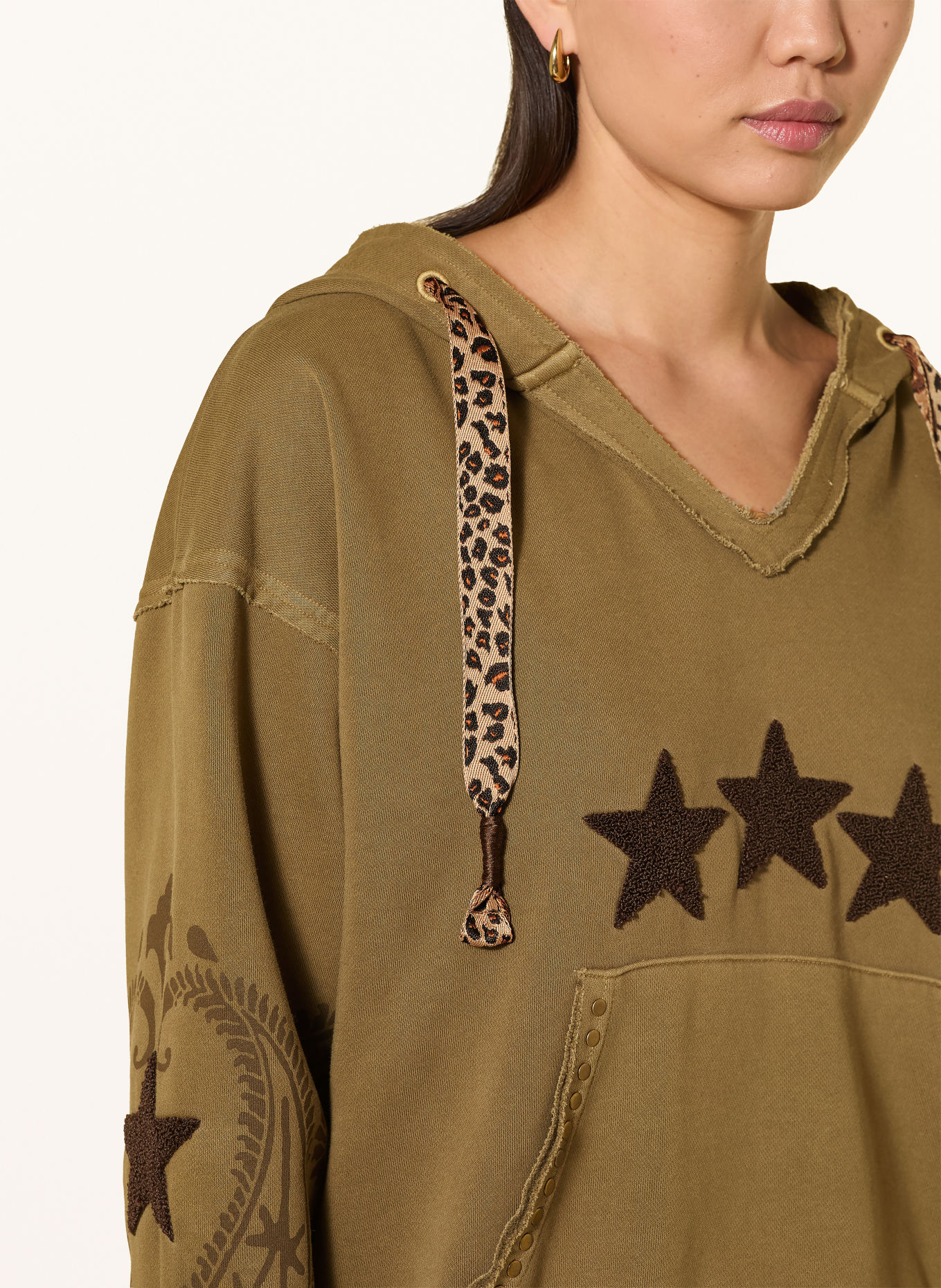 Grace Hoodie met studs: OLIJF / GOUD / MARRON FONCÉ