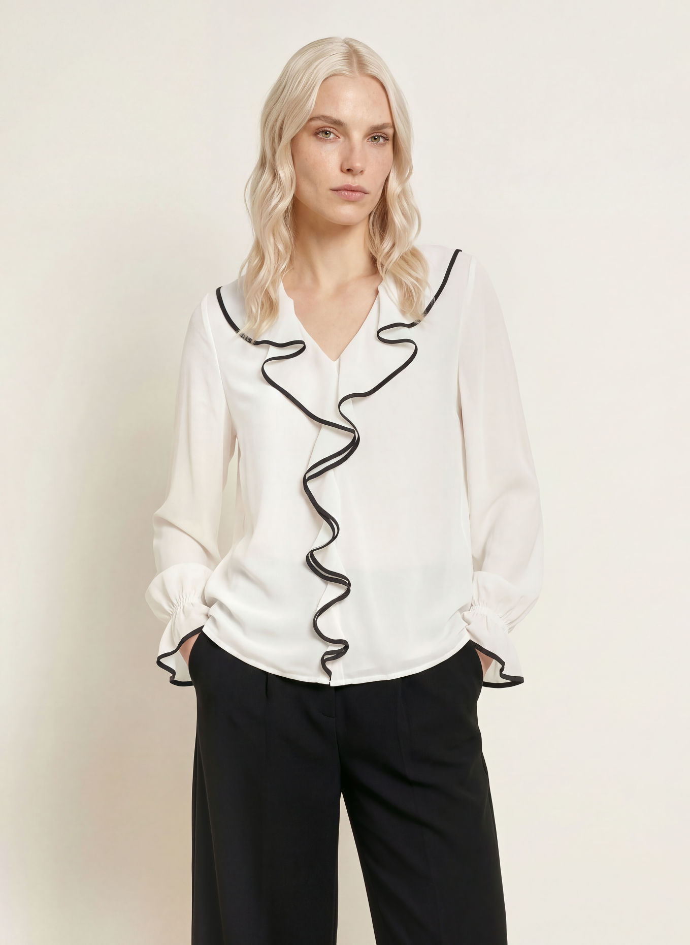 s.Oliver BLACK LABEL Blusenshirt mit Volants: CREME / SCHWARZ