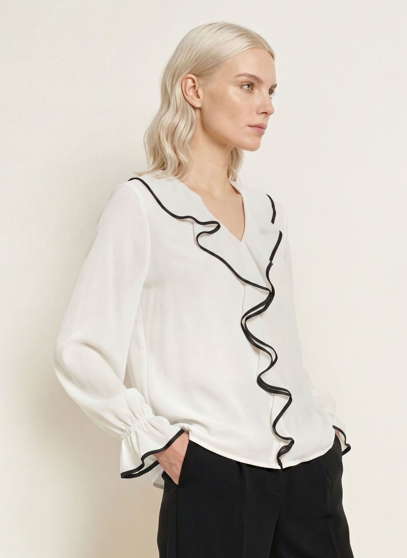 s.Oliver BLACK LABEL Blusenshirt mit Volants: CREME / SCHWARZ