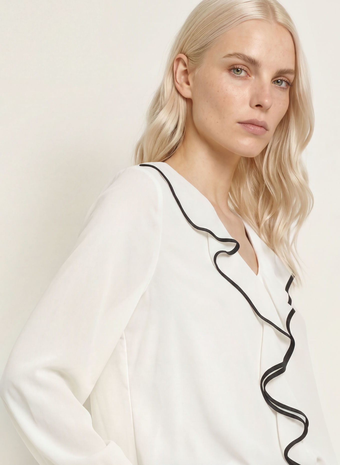s.Oliver BLACK LABEL Blusenshirt mit Volants: CREME / SCHWARZ