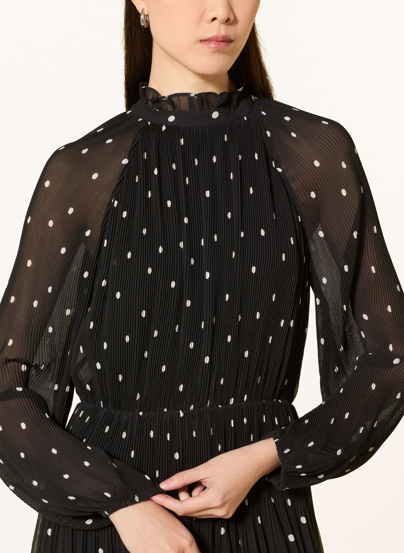 comma Plisseekleid: SCHWARZ / WEISS