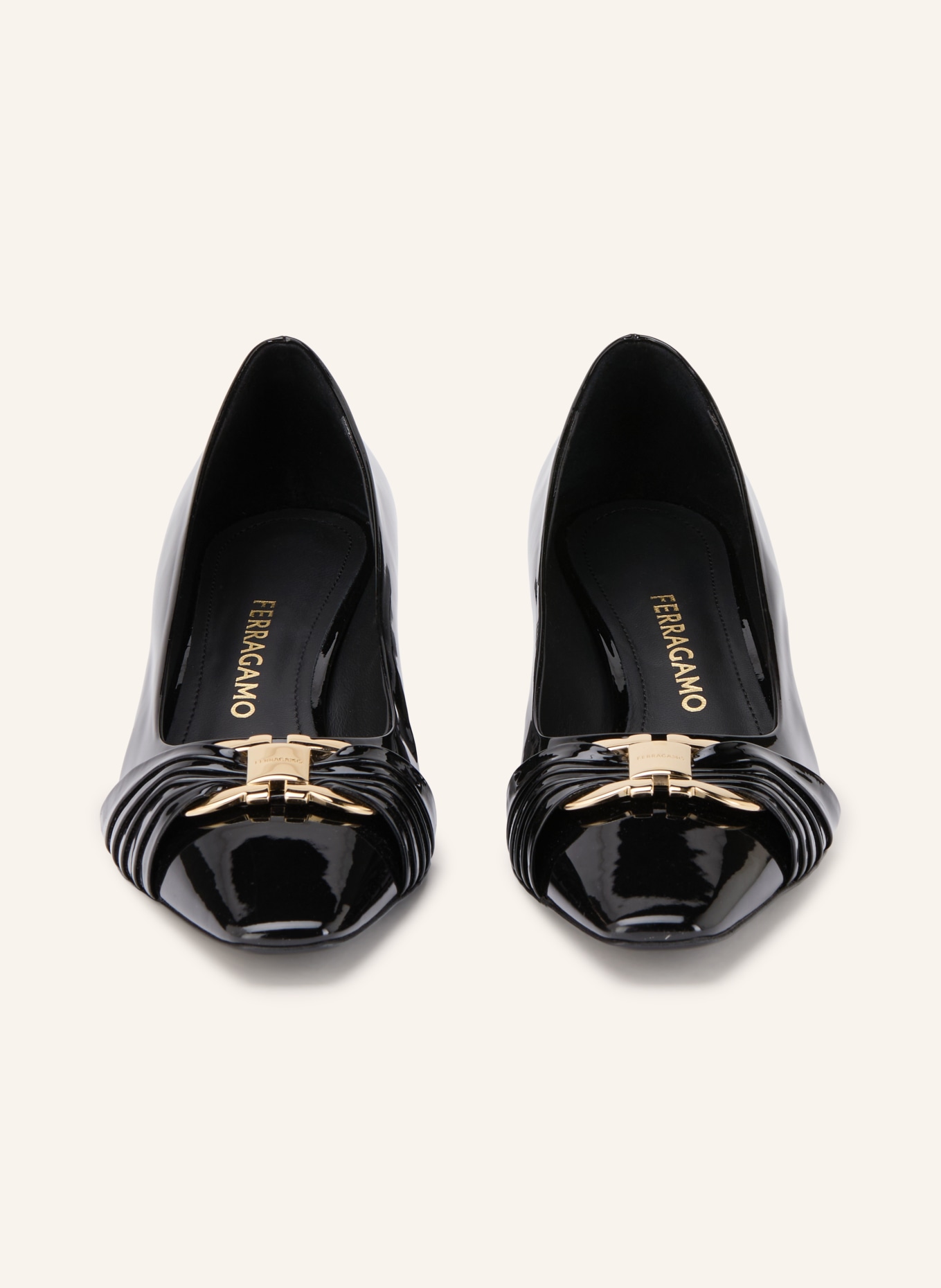FERRAGAMO Lakované lodičky TILLYA: ČERNÁ