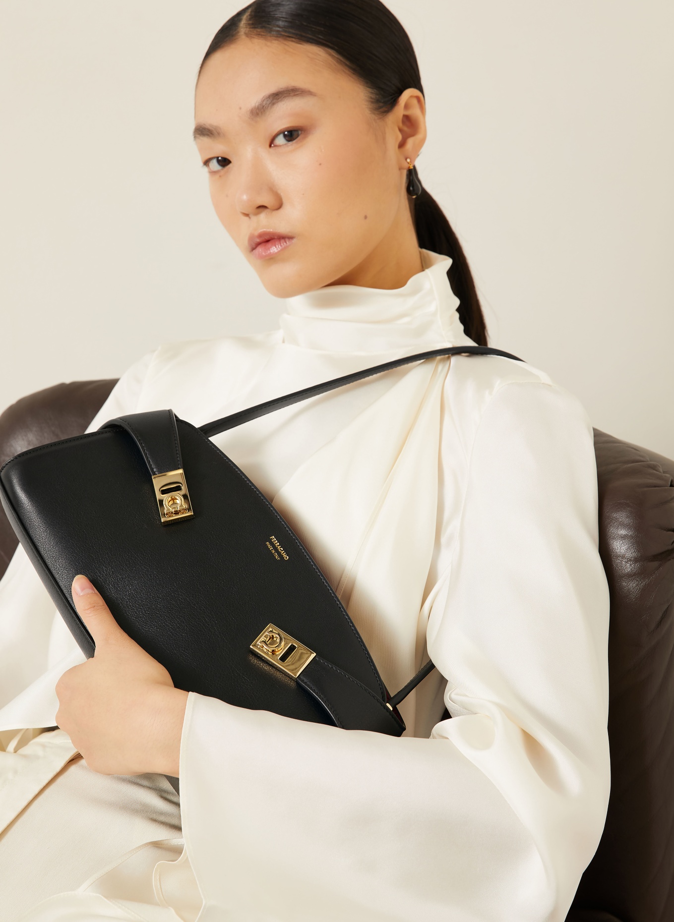 FERRAGAMO Sac épaule HUG EAST WEST: NOIR / OR