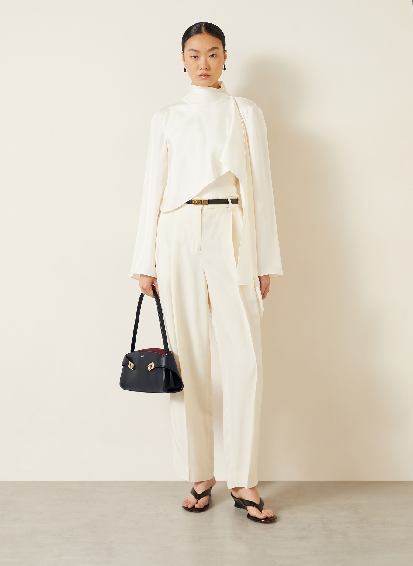 FERRAGAMO Sac épaule HUG EAST WEST: NOIR / OR