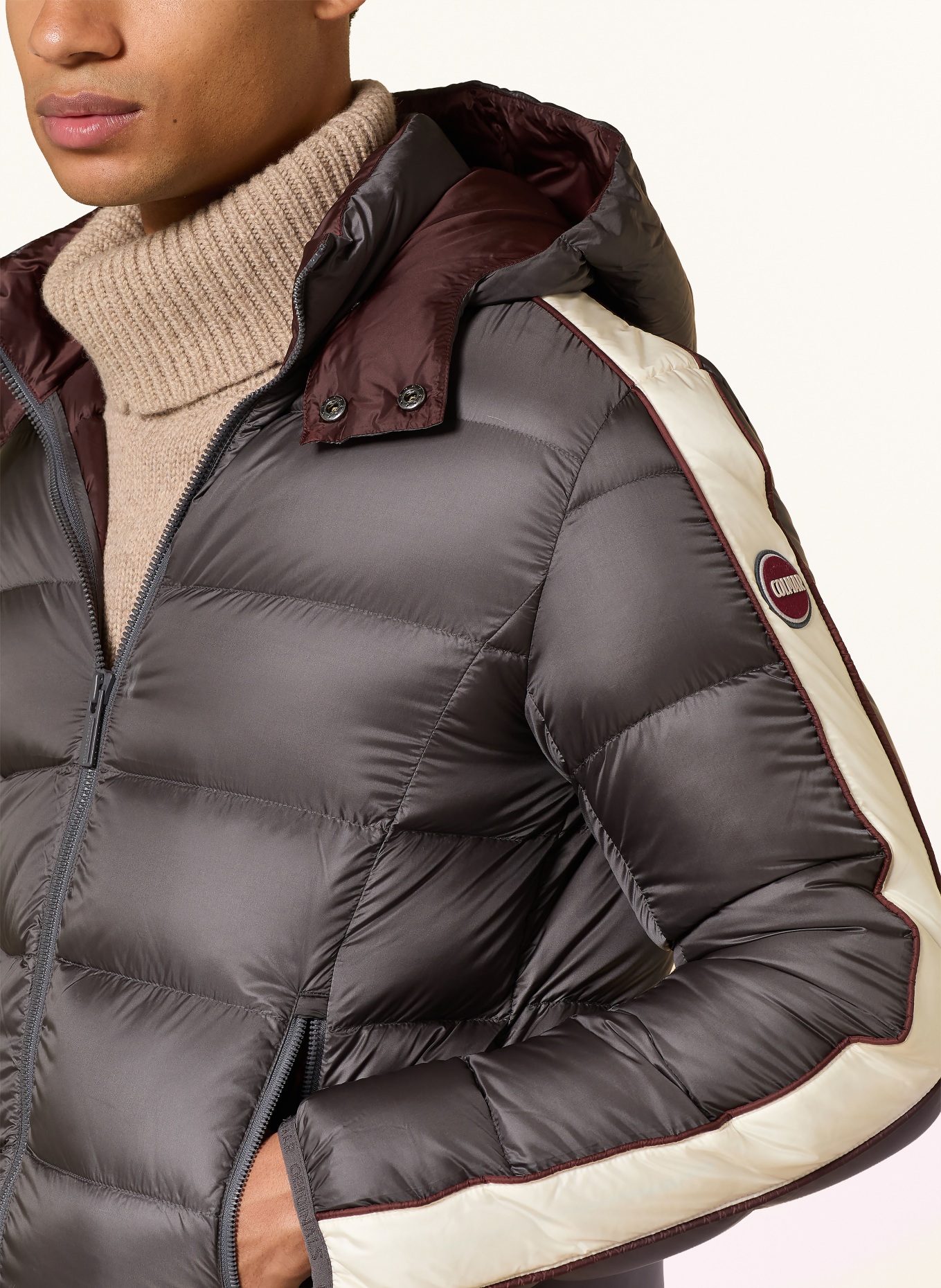 COLMAR Daunenjacke mit abnehmbarer Kapuze: DUNKELGRAU / ECRU / DUNKELROT