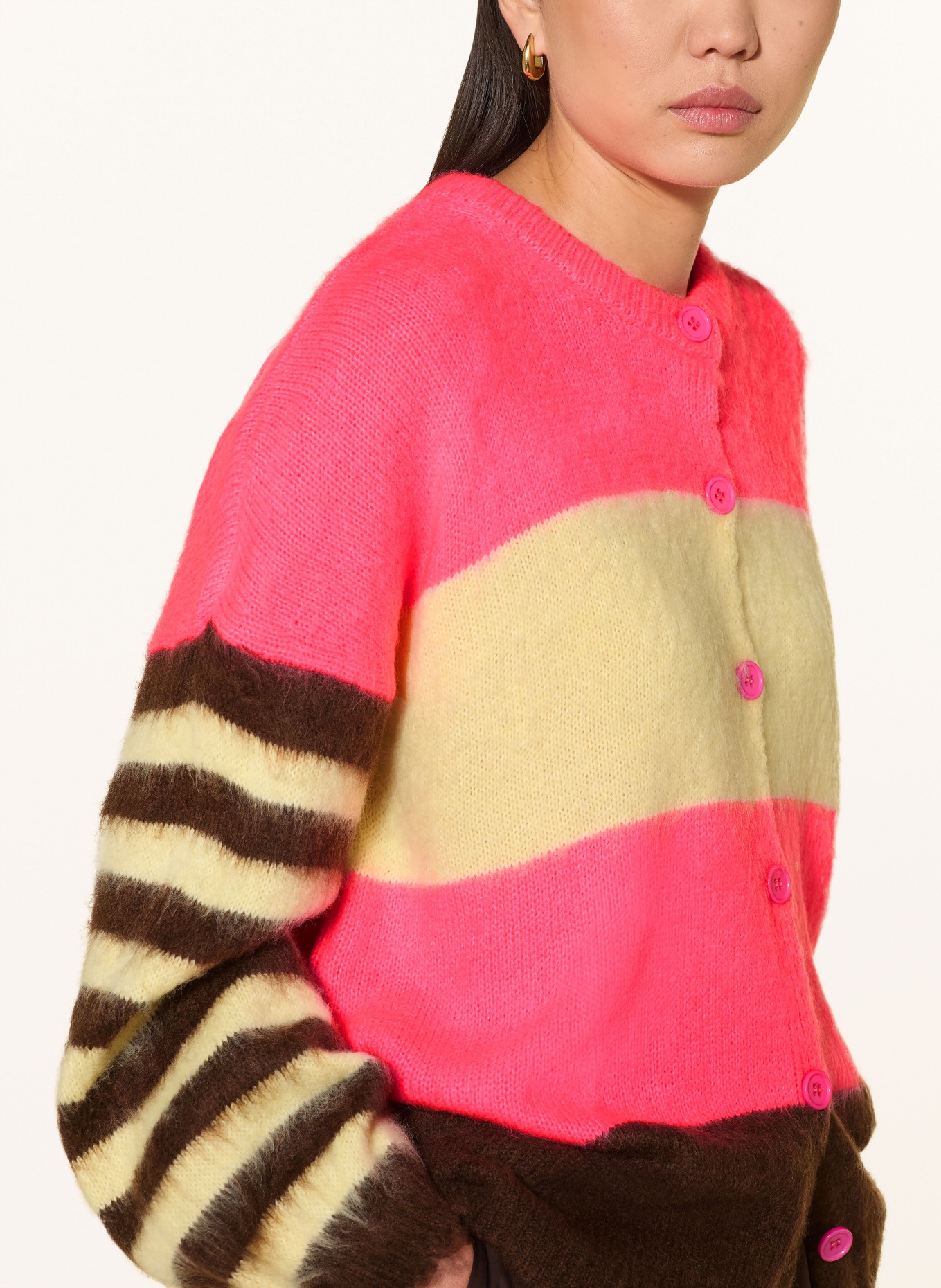 miss goodlife Strickjacke mit Alpaka: NEONPINK / DUNKELBRAUN / ECRU
