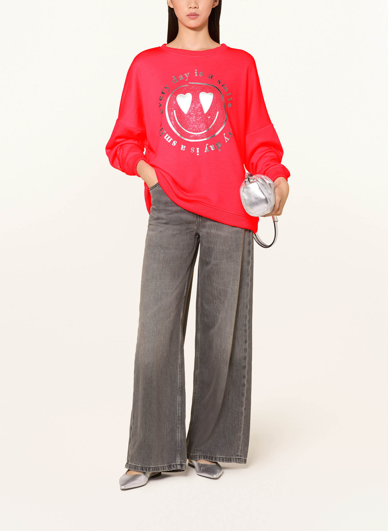 miss goodlife Oversized-Sweatshirt mit Schmucksteinen: NEONPINK / SILBER