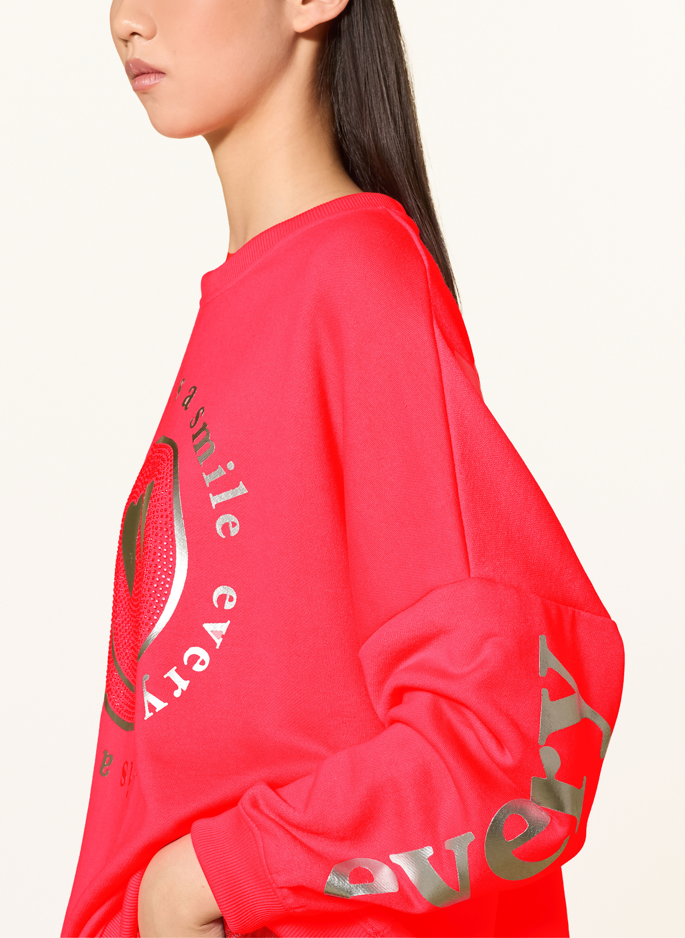 miss goodlife Oversized-Sweatshirt mit Schmucksteinen: NEONPINK / SILBER