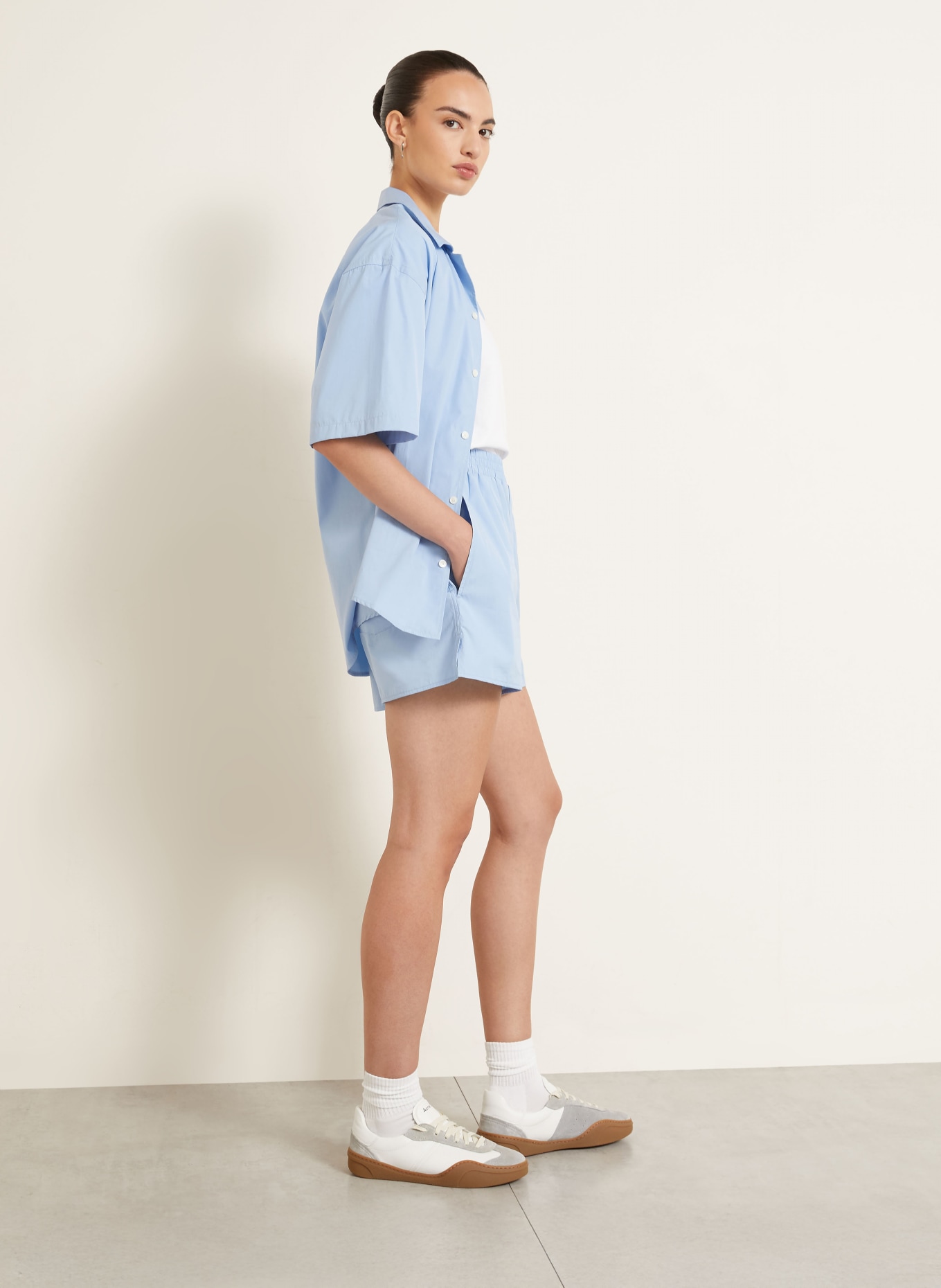 AMI PARIS Short: LICHTBLAUW