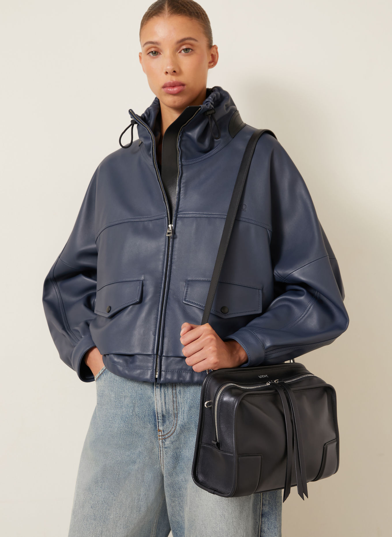 LOEWE Handtasche AMAZONA 180 MEDIUM: SCHWARZ / SILBER