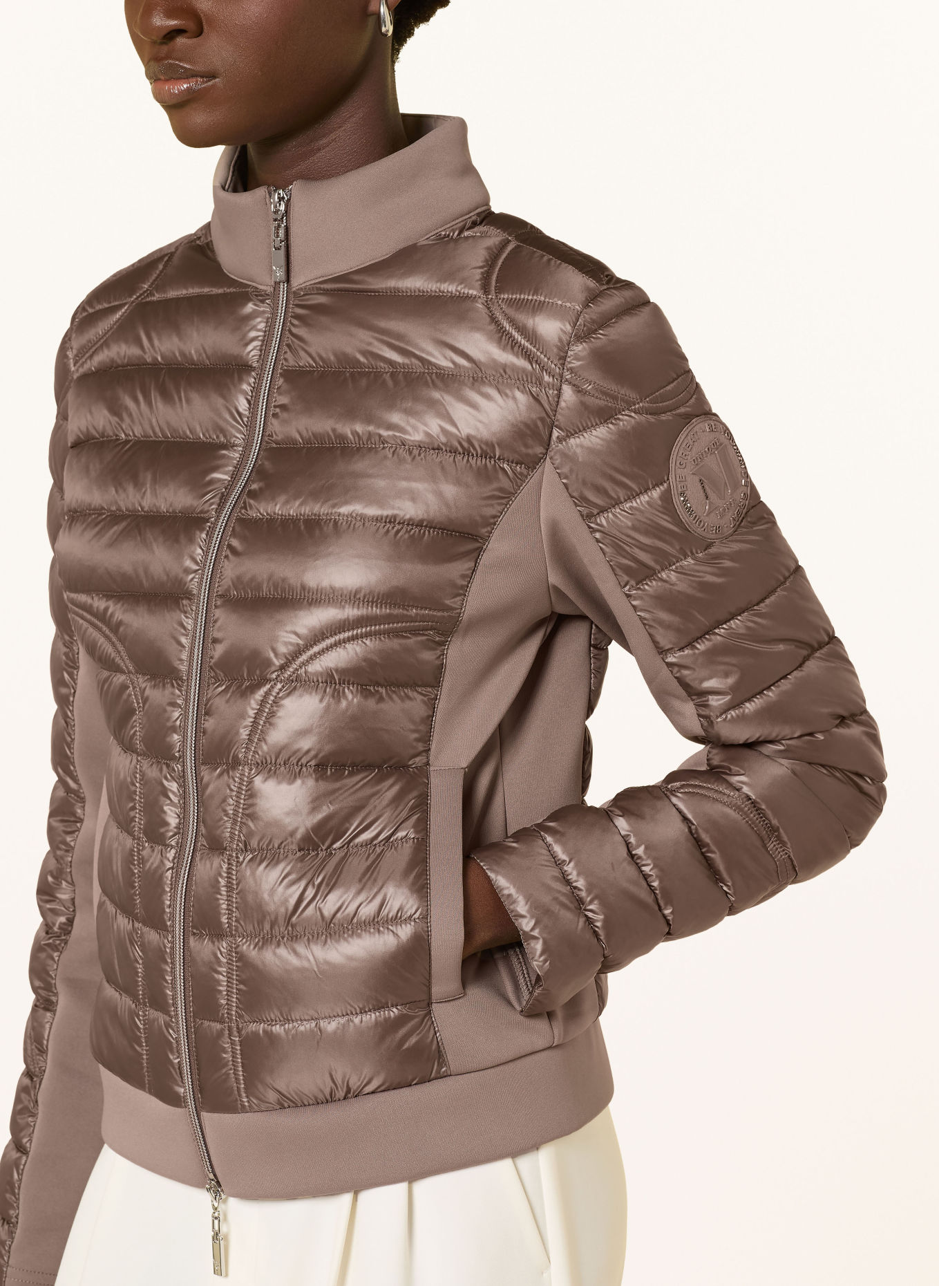 monari Quiltet jakke i blandet materiale med smykkesten: TAUPE