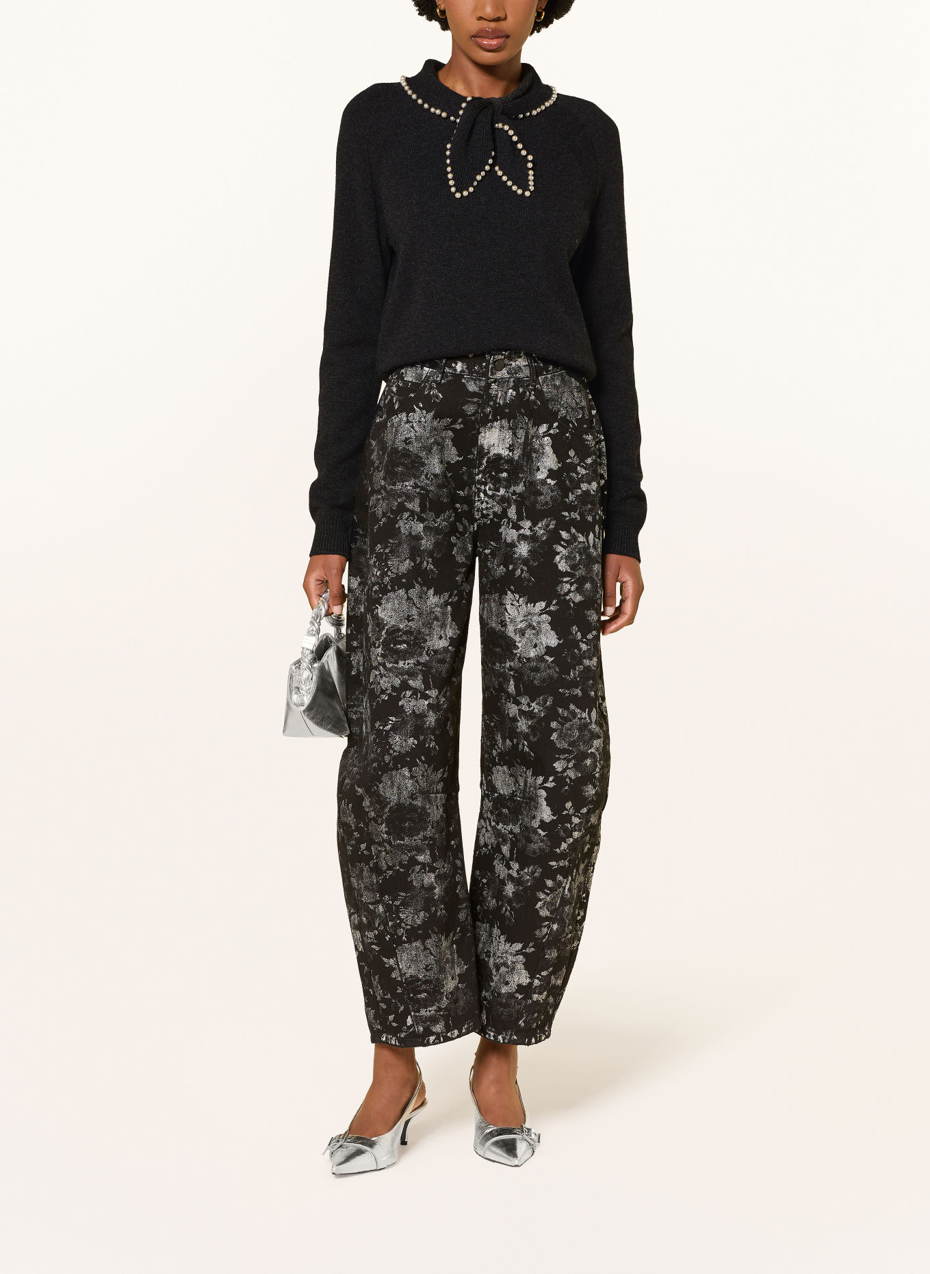 ESSENTIEL ANTWERP Pulover KASA cu fundă și perle decorative: NEGRU / ALB