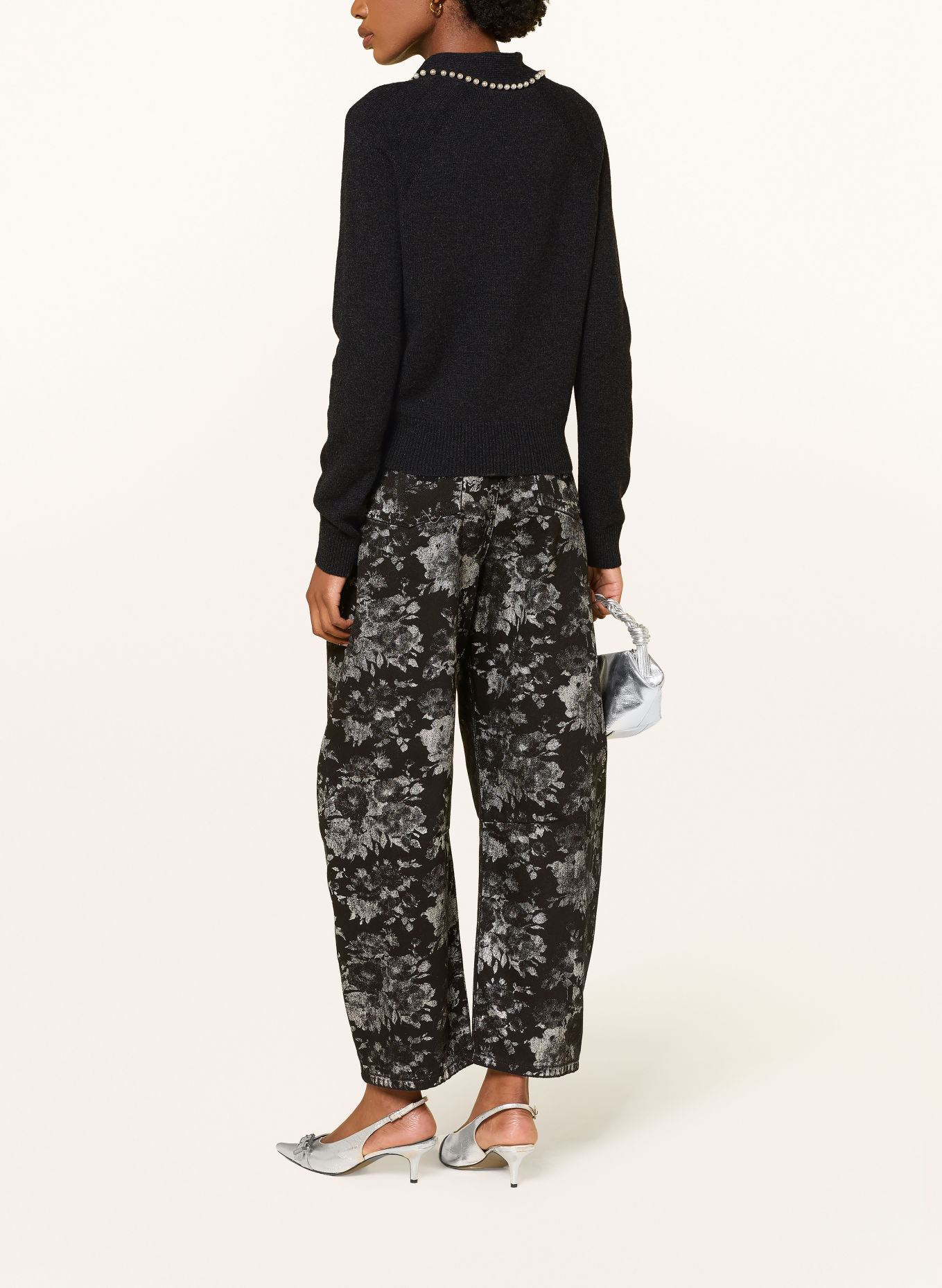 ESSENTIEL ANTWERP Pulover KASA cu fundă și perle decorative: NEGRU / ALB