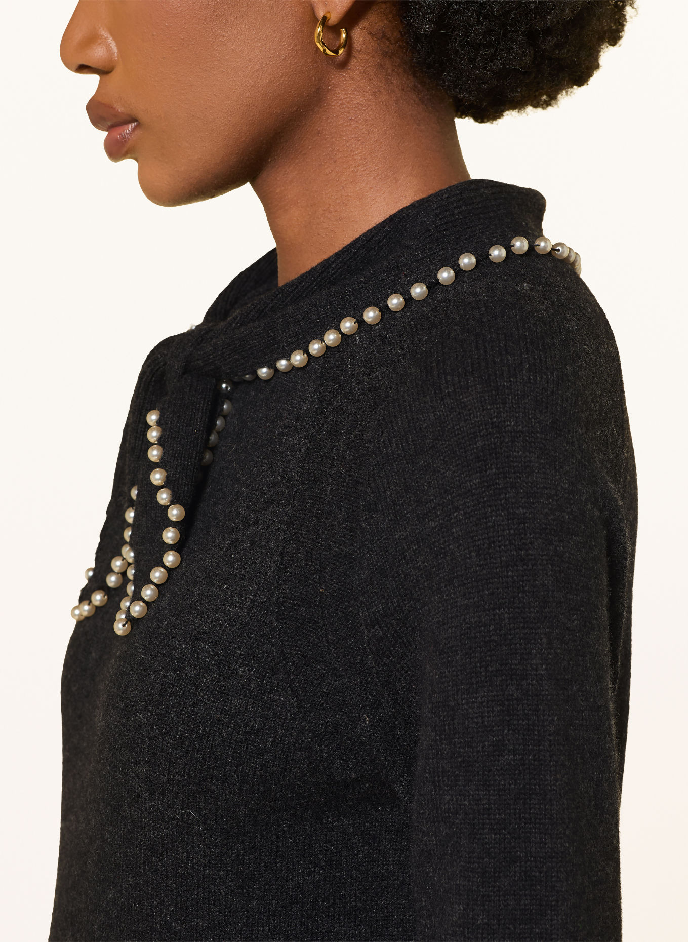 ESSENTIEL ANTWERP Pulover KASA cu fundă și perle decorative: NEGRU / ALB