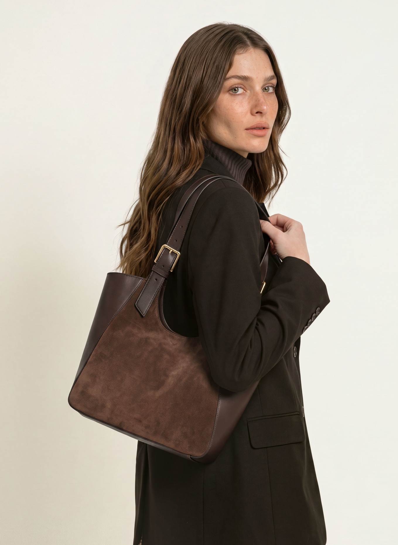 FURLA Shopper DORA MEDIUM: MÖRKBRUN / GULD